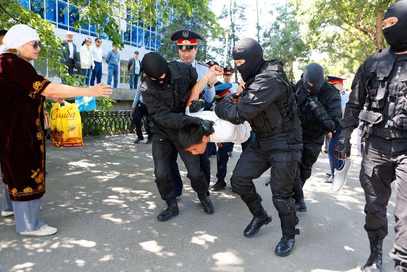 hundratals greps En demonstrant förs bort av kravallpolis i samband med protester i Almaty, Kazakstans största stad. Demonstrationer genomfördes över hela landet i lördags.