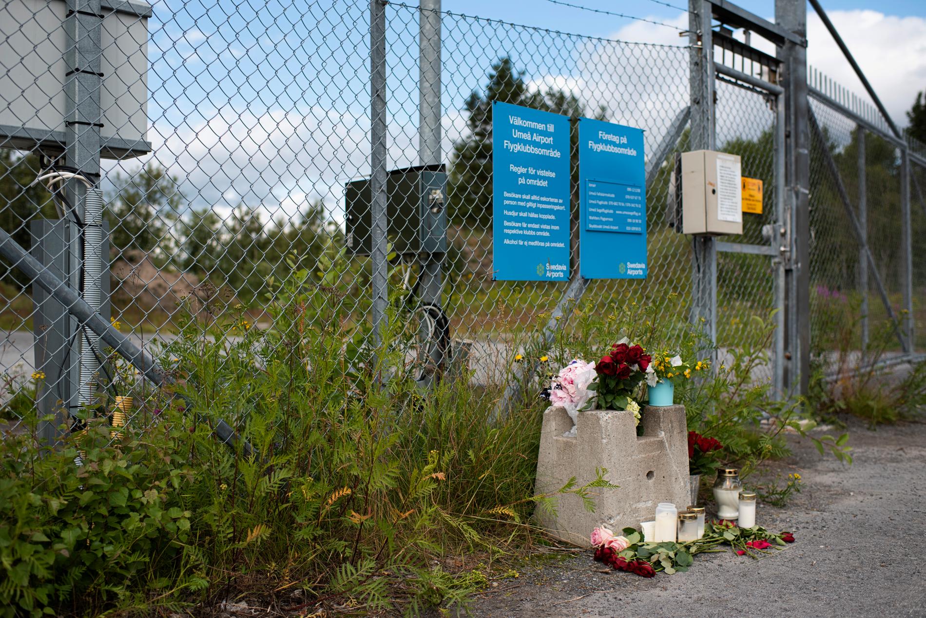 Blommor utanför grindarna till fallskärmsklubben i Umeå efter flygolyckan.