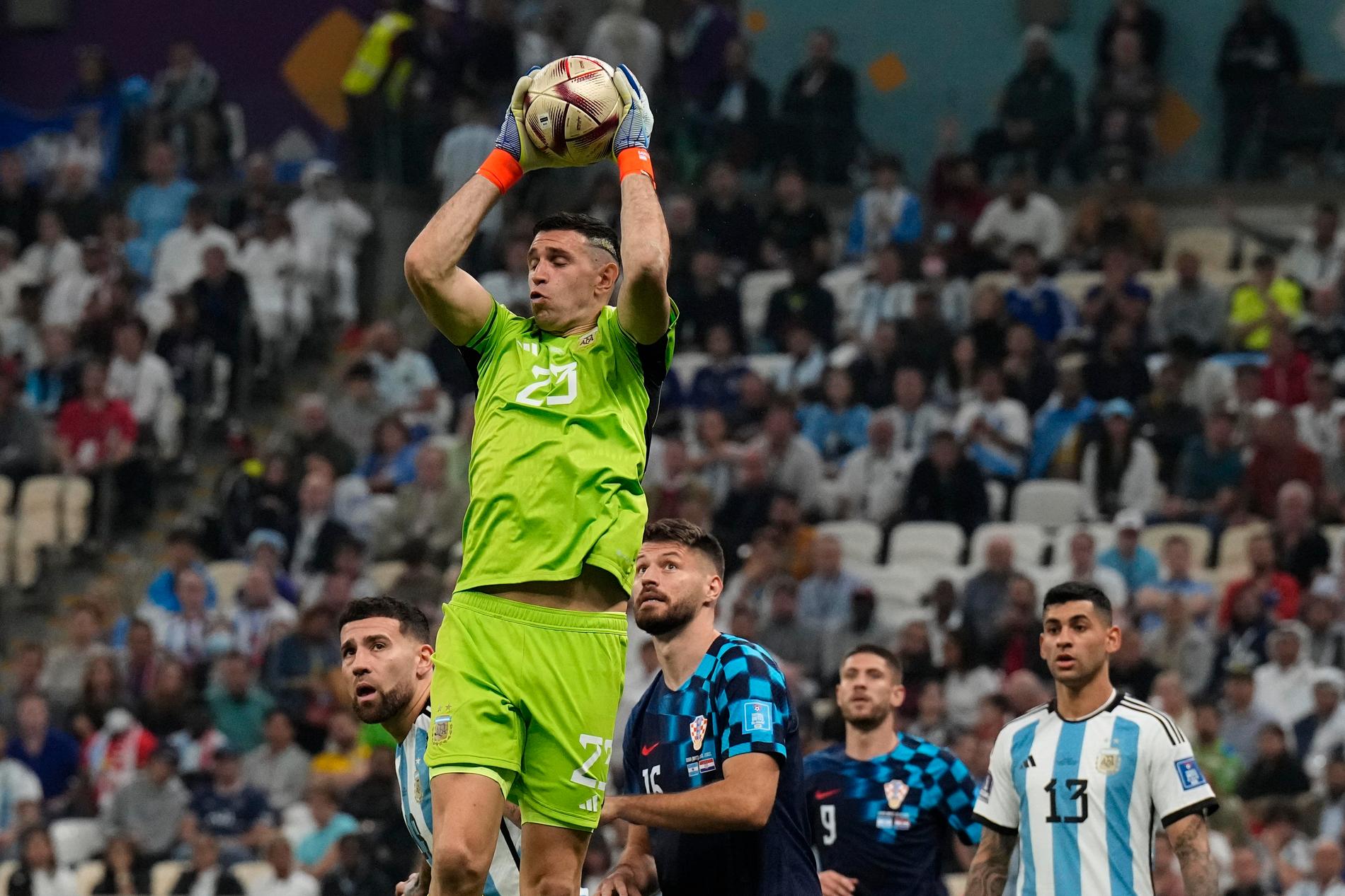 Argentinas målvakt Emiliano Martínez plockar ned i en boll i semifinalen mot Kroatien.