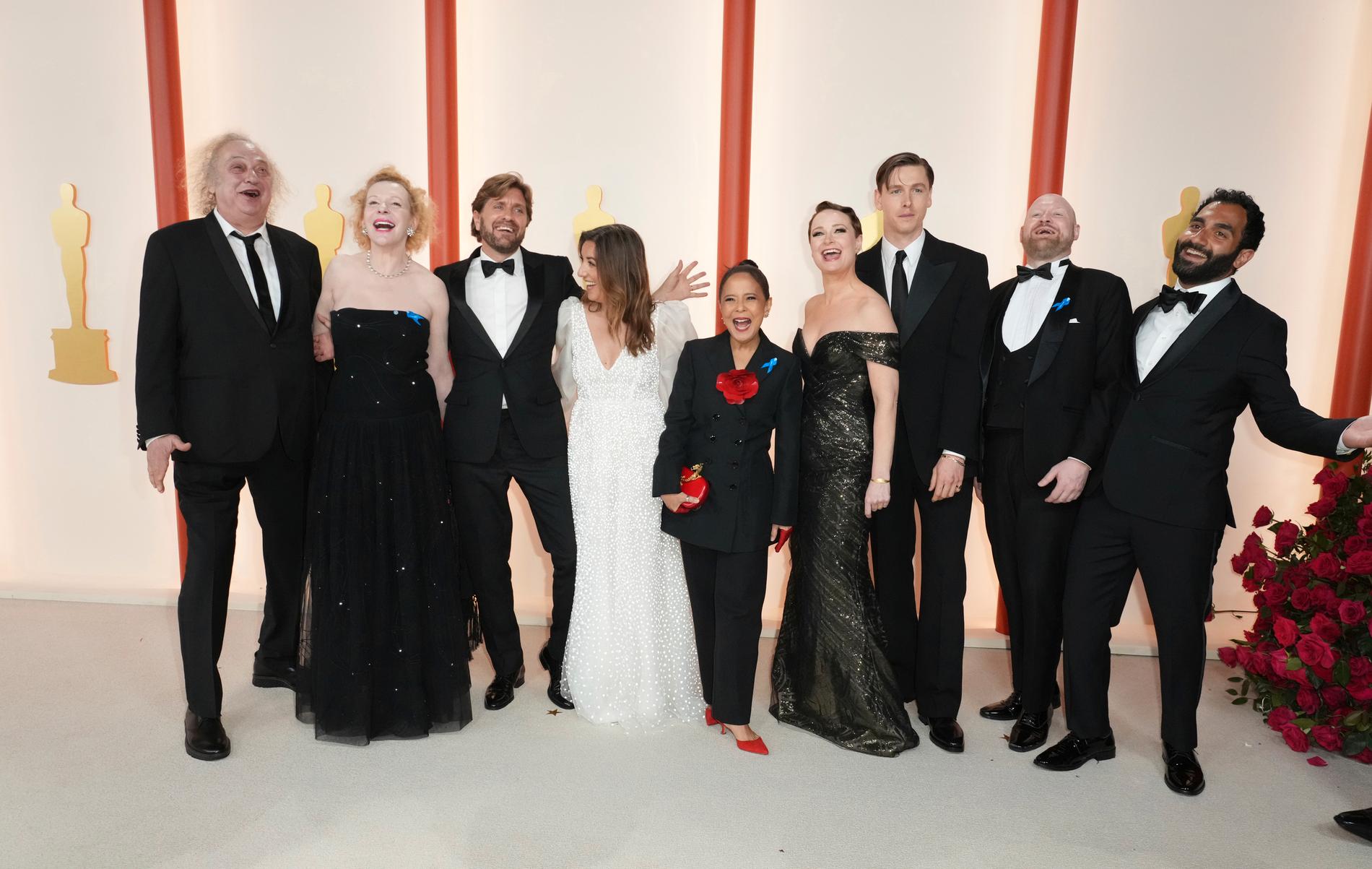 Stämningen var god när "Triangle of sadness"- gänget anlände till Oscarsgalan och gick på den champagnefärgade mattan.
