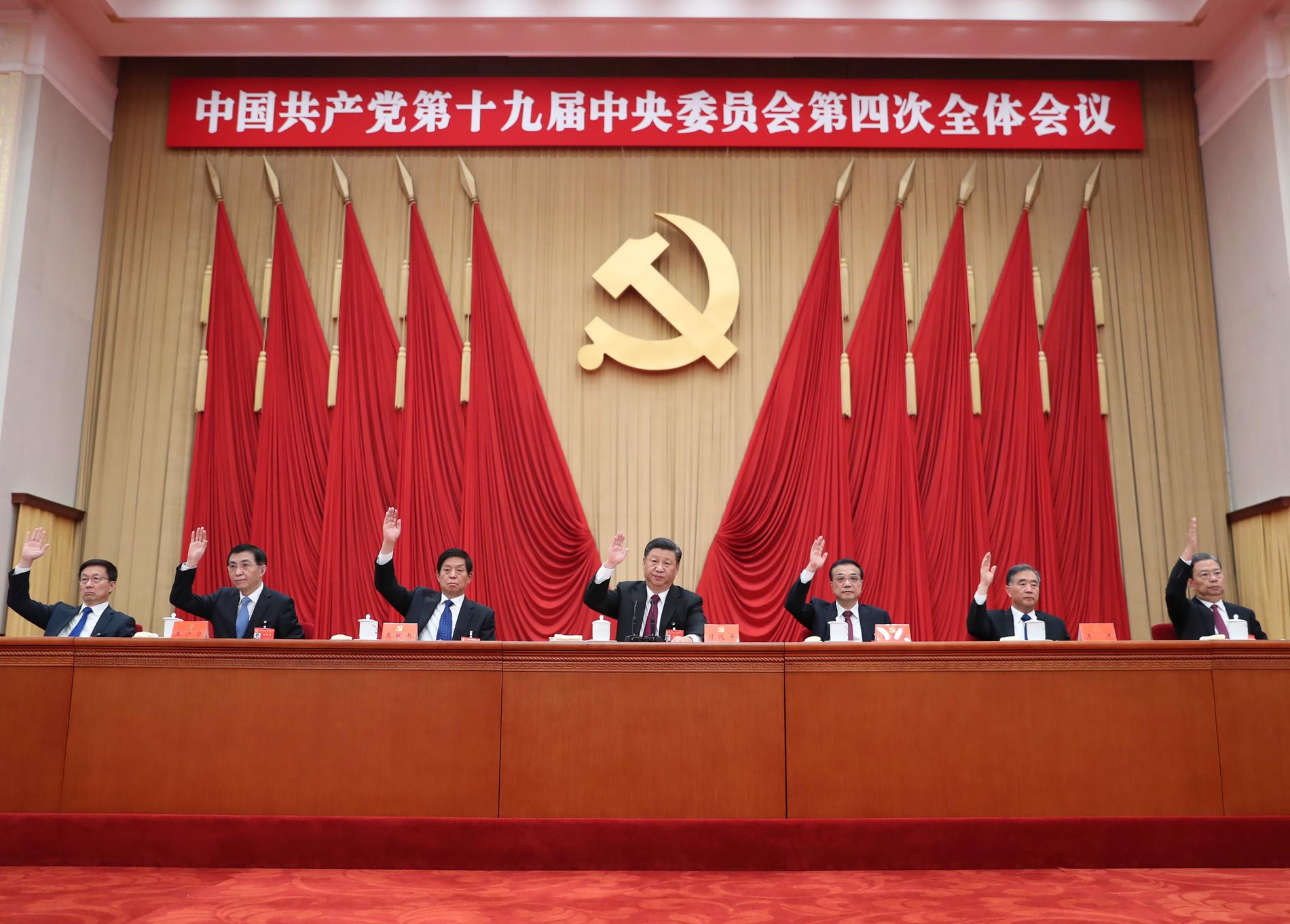 Politbyrån, med Xi Jinping i mitten, utlovar mer kärlekslära i Kina. Arkivbild.