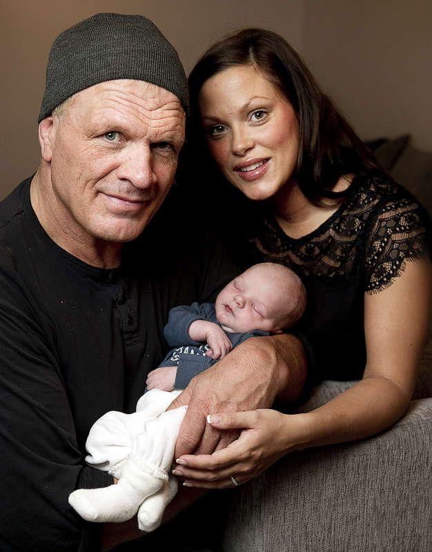 Frank Andersson och hans fru Jeanette Bouvin med den nyfödda babyn Winston 2012