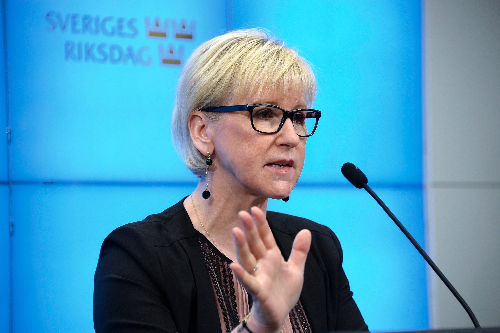 Utrikesminister Margot Wallströms hårda kritik mot Saudiarabien har fått konsekvensen att två ambassadörer, en från Saudiarabien och en från Förenande Arabemiraten, har kallats hem från Sverige.