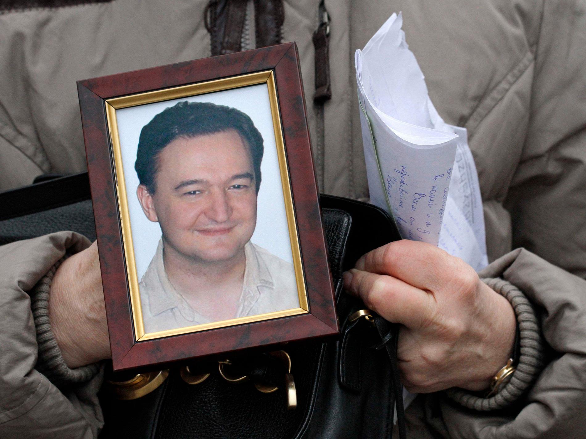Bild av Sergej Magnitskij. Han avled efter en misshandel i Butyrkafängelset i Ryssland 2009