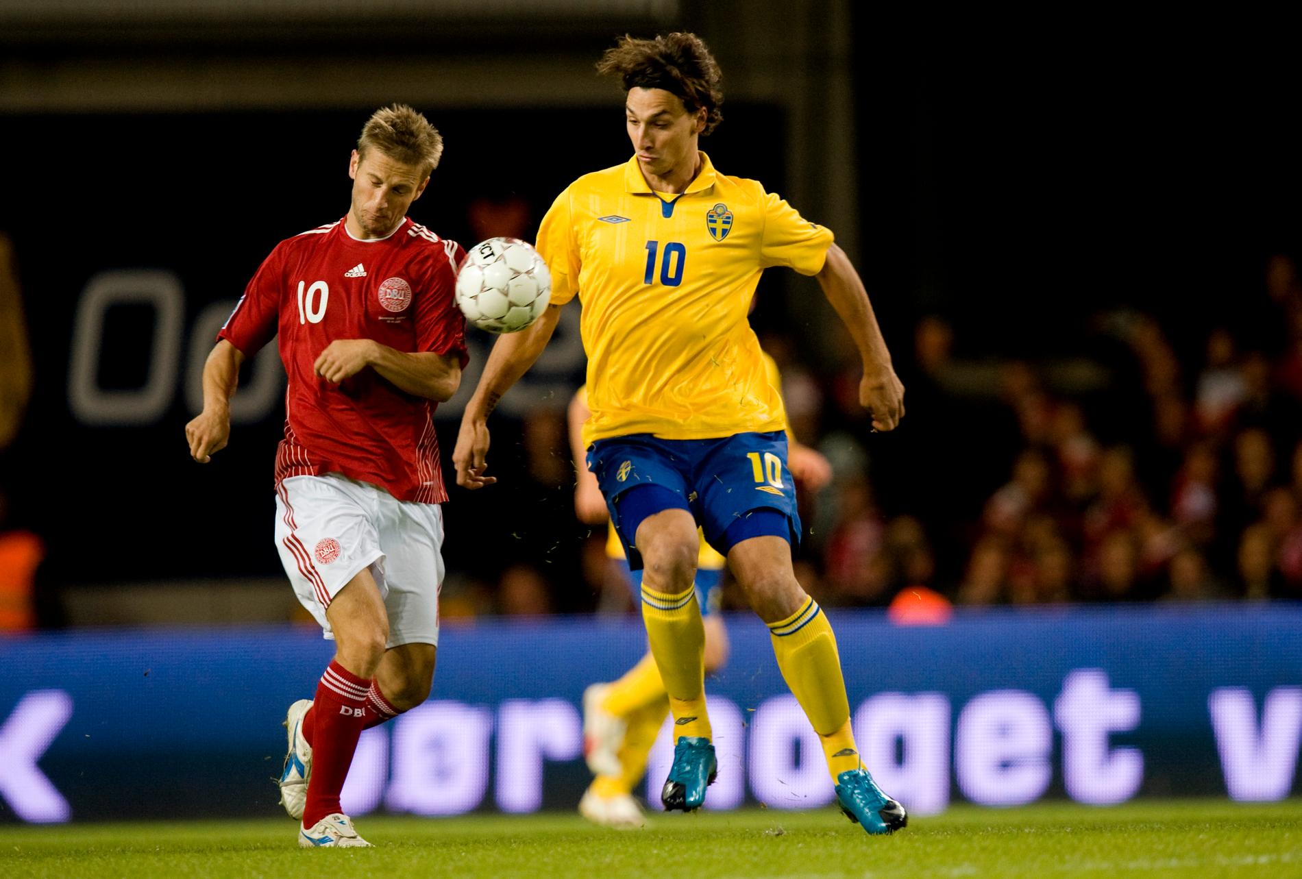 Jörgensen i kamp mot Zlatan Ibrahimovic under en VM-kvalmatch 2009.