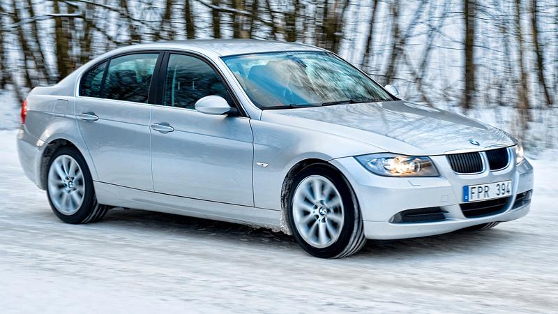 BMW 3-serien är stabil i hög fart och antisladdsystemet hjälper till vid halt väglag.