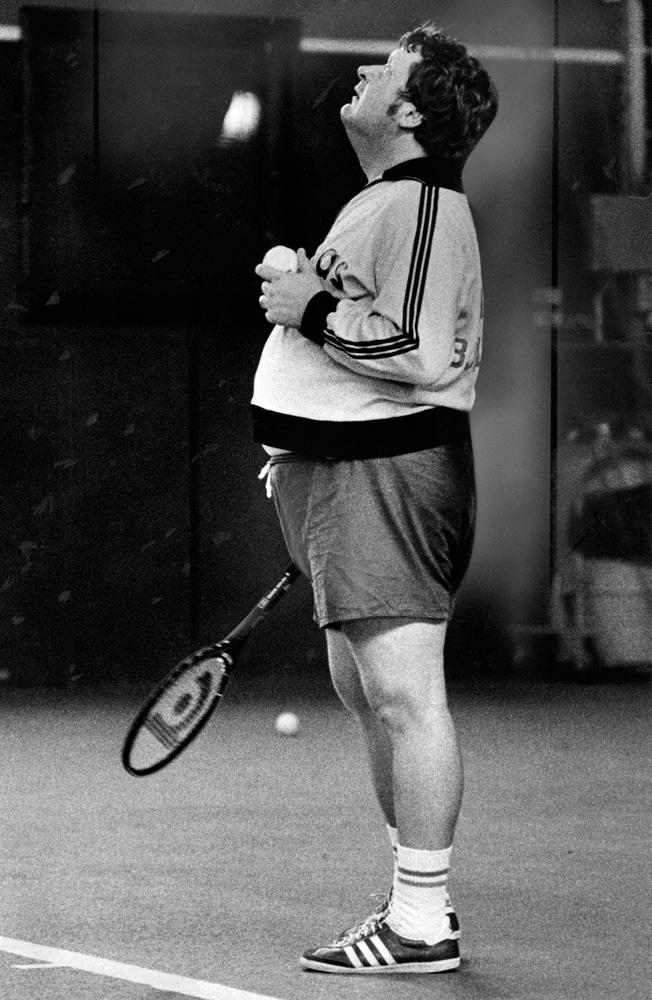 Med eftertänksam min på tennisplanen, 1977.