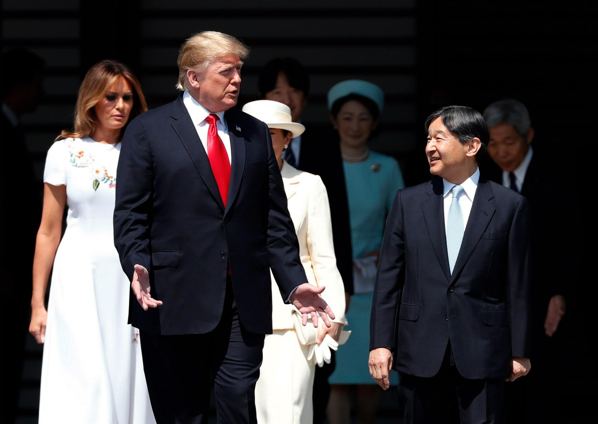 USA:s president Donald Trump och Japans kejsare Naruhito. Bakom dem Melania Trump och kejsarinnan Masako.