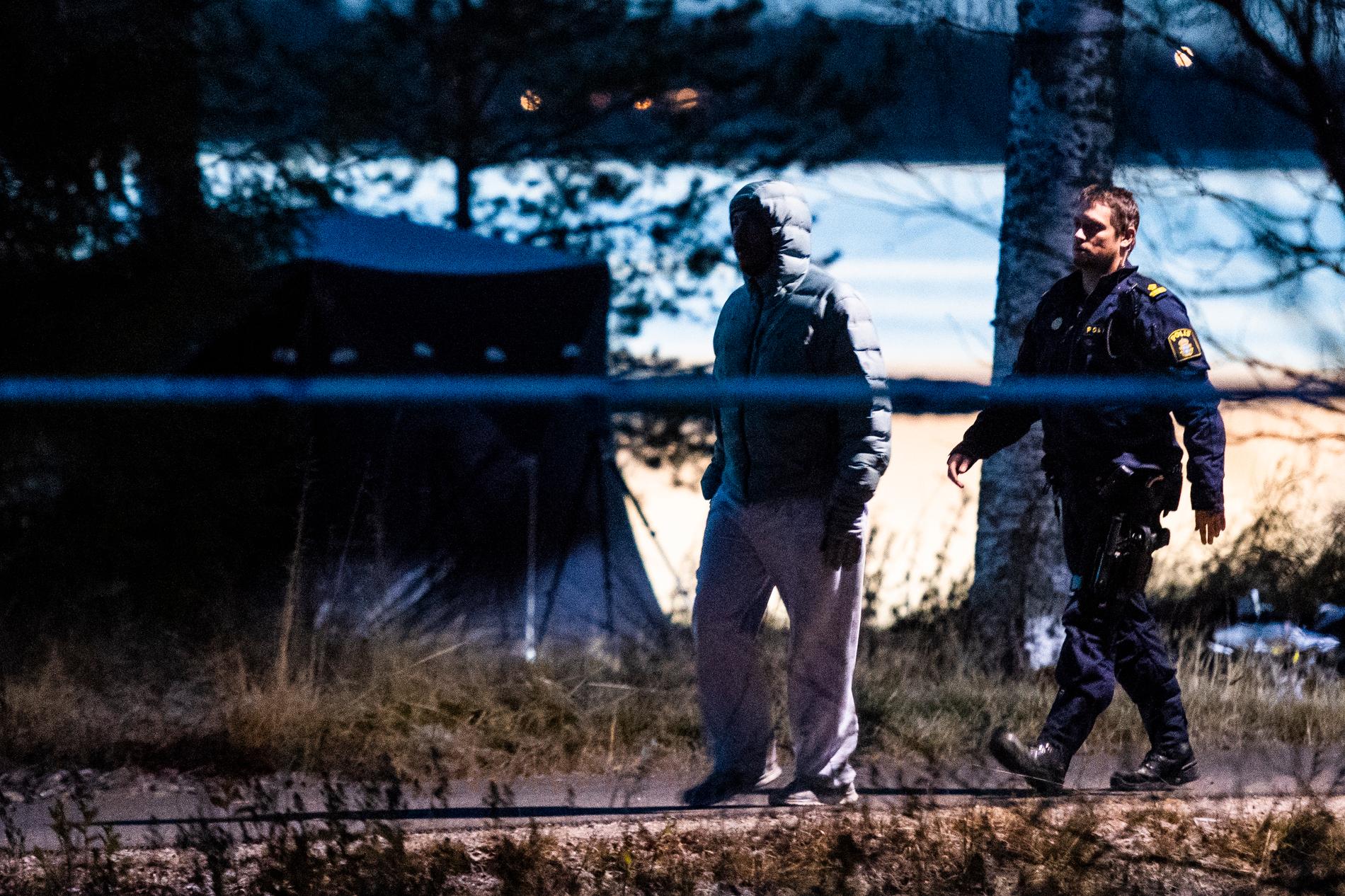 Polisen undersöker fyndplatsen vid Kalixälven.