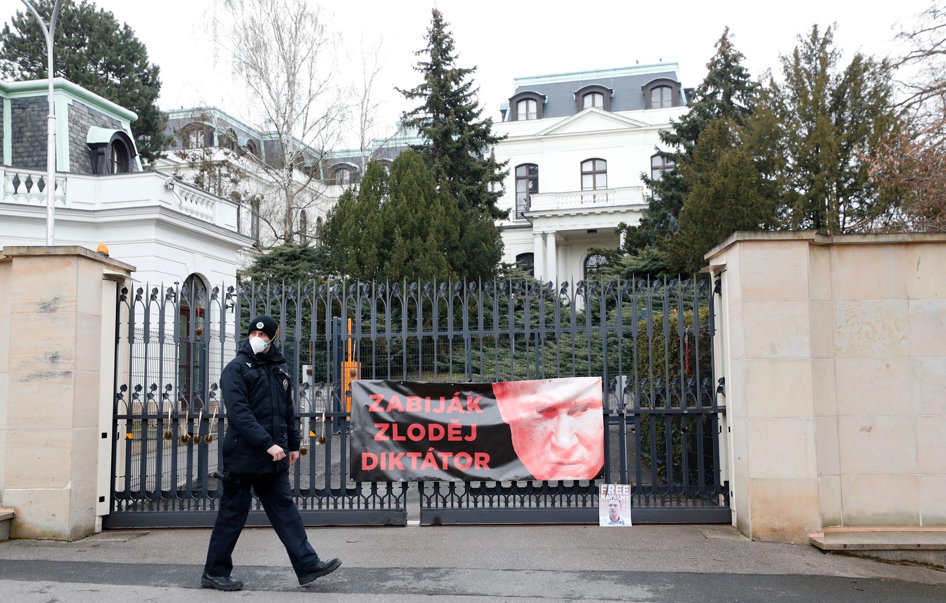 En polisman går förbi en protestbild uppsatt utanför den ryska ambassaden i Prag i Tjeckien. På lördagen, dagen efter att bilden togs, utvisades 18 ryska diplomater från Tjeckien, misstänkta för att vara spioner.