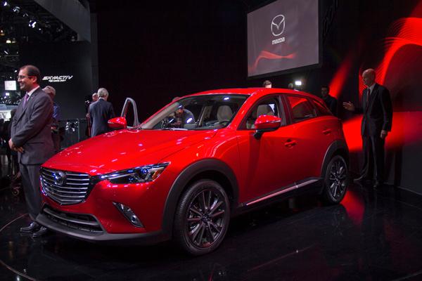 Mazda satsar stort i Los Angeles och låter den nya lilla suven CX-3 debutera. Kompakt men med tydliga drag från större CX-5 som även den uppdateras. 4,3 meter lång med, till en början, två motoralternativ under huven. Antingen en 2,0-liters bensinmotor samt en ny 1,5-liters diesel. Framhjulsdrift är standard men fyrhjulsdrift finns som tillval. Snyggt säger vi och ser fram emot en snar Sverige-introduktion.