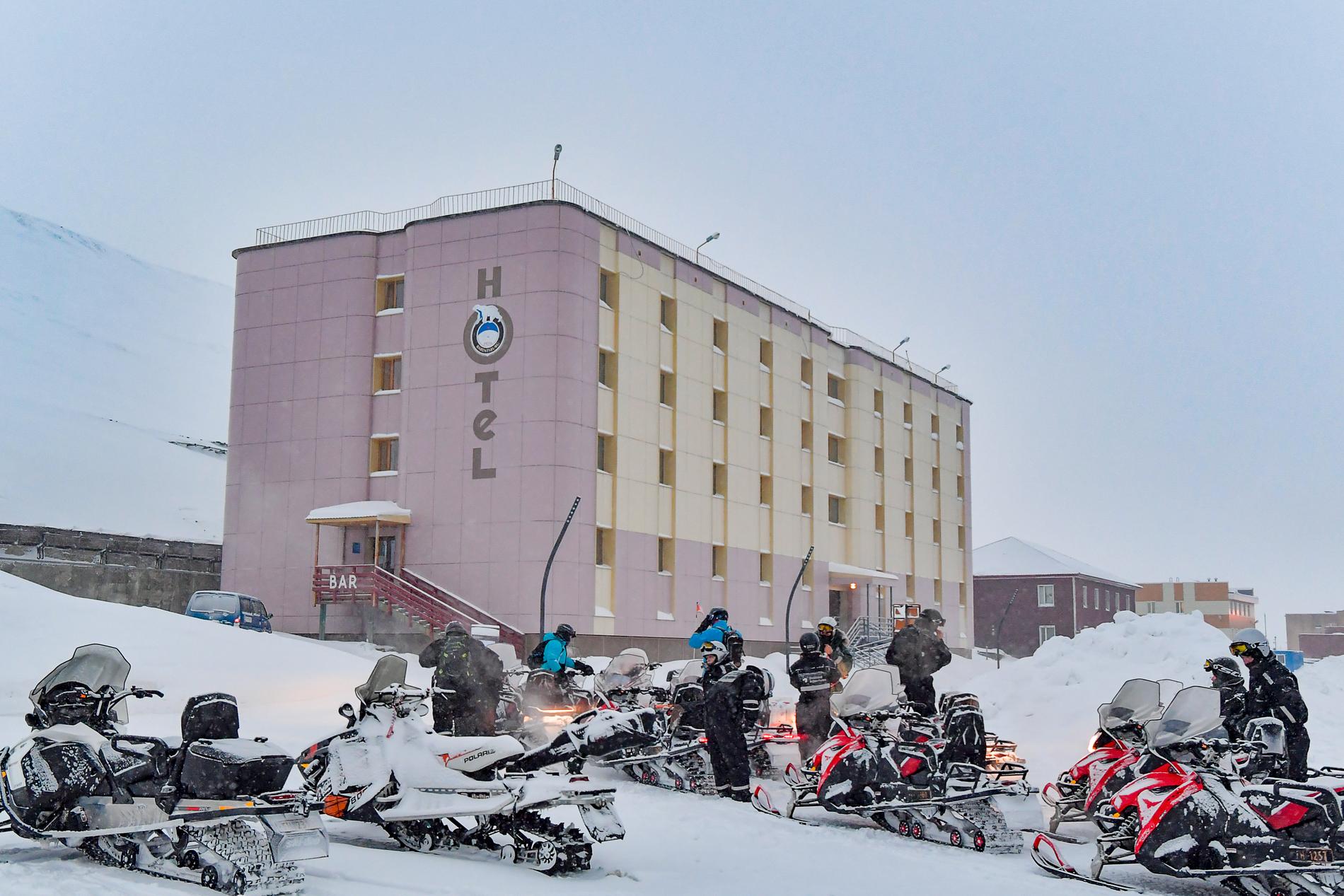 Barentsburg satsar allt mer på att locka turister och byggnader i det lilla samhället har fått sig en rejäl ansiktslyftning de senaste åren. På vintern går det bara att ta sig hit med skoter.