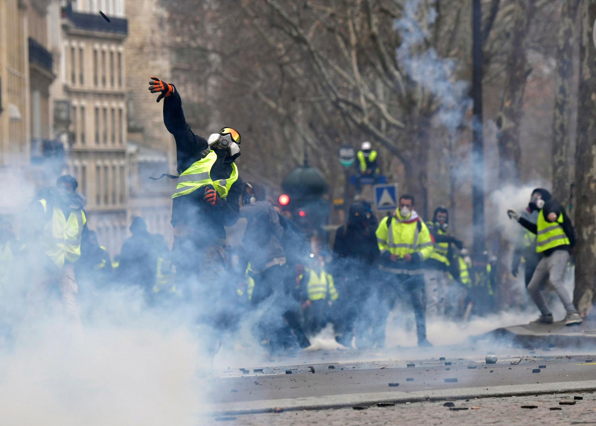 Gula västarna i protest mot Emmanuel Macrons politik. Protesterna urartade i kravaller och över 700 personer greps.