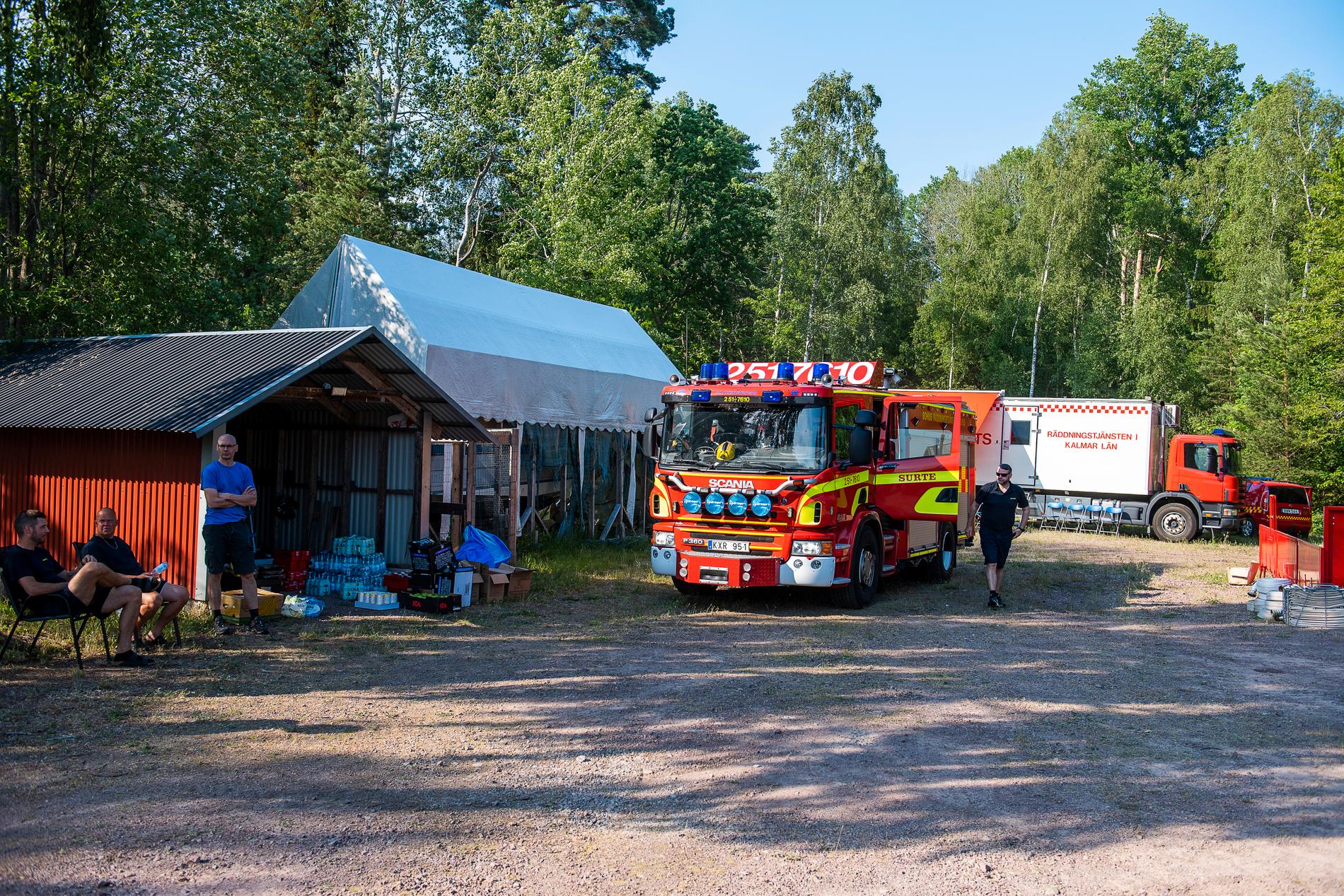 Brandbilar vid ledningsplatsen i Finsjö under skogsbranden i helgen.