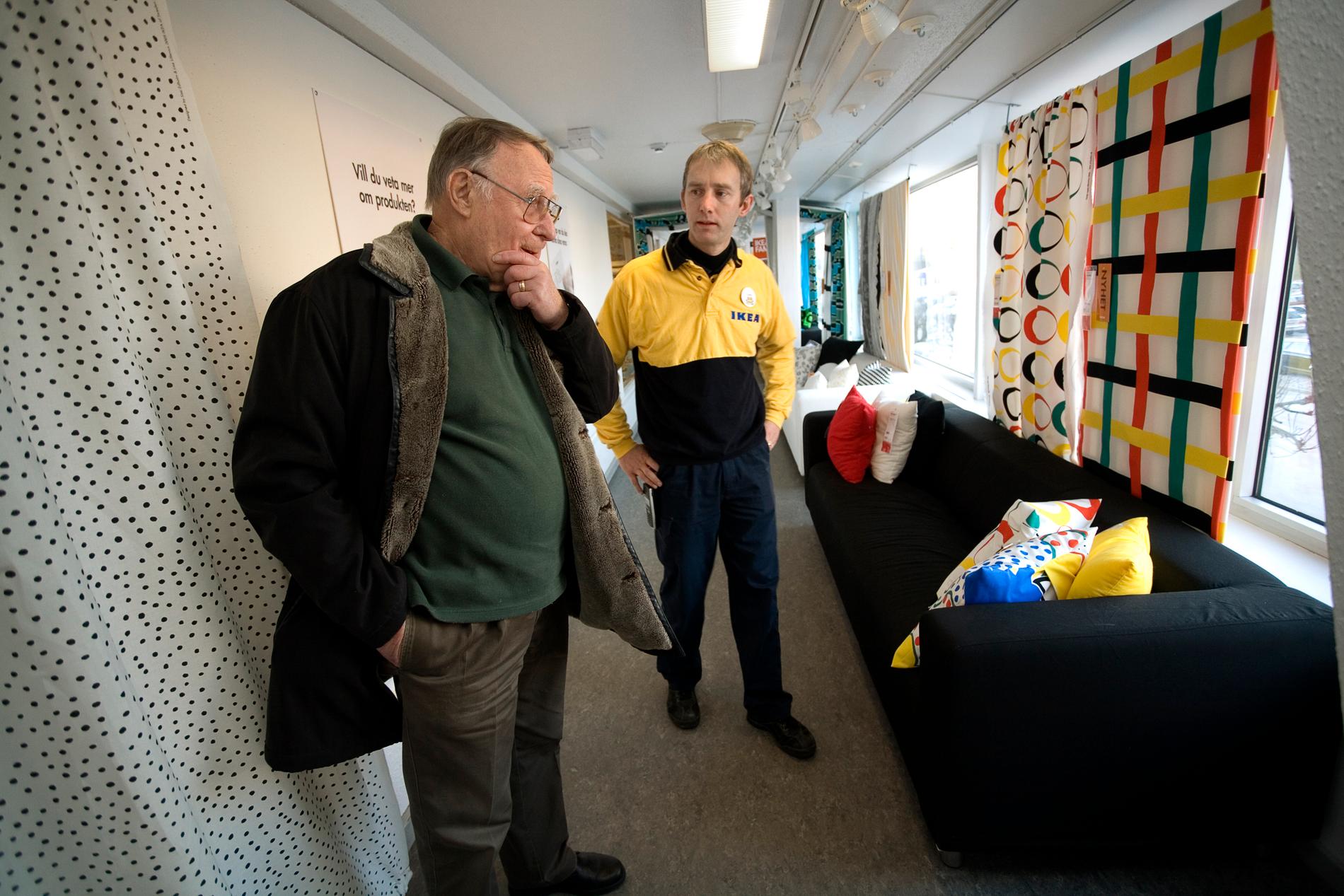 Ingvar Kamprad, grundare av möbelvaruhuset IKEA, besöker IKEA- varuhuset i aÄlmhult. 