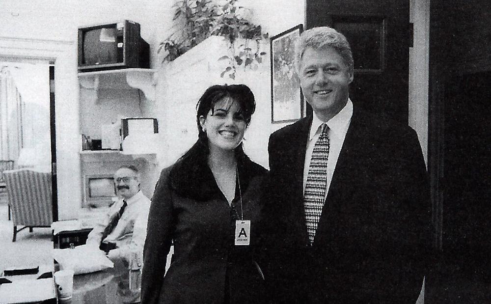 Monica Lewinsky och Bill Clinton fotograferade tillsammans i november 1995.