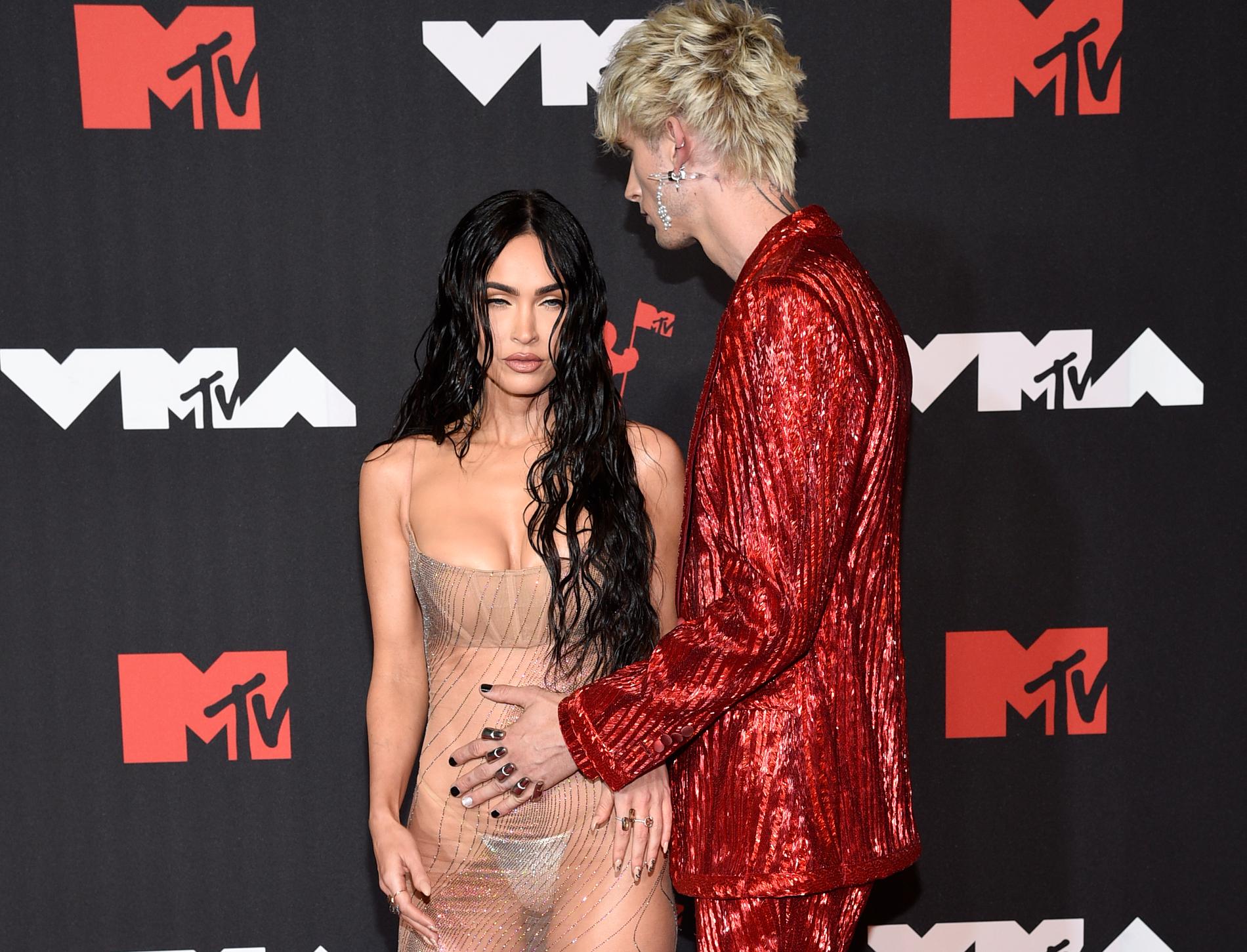 Megan Fox och Machine Gun Kelly på röda mattan inför MTV Video Music Awards.