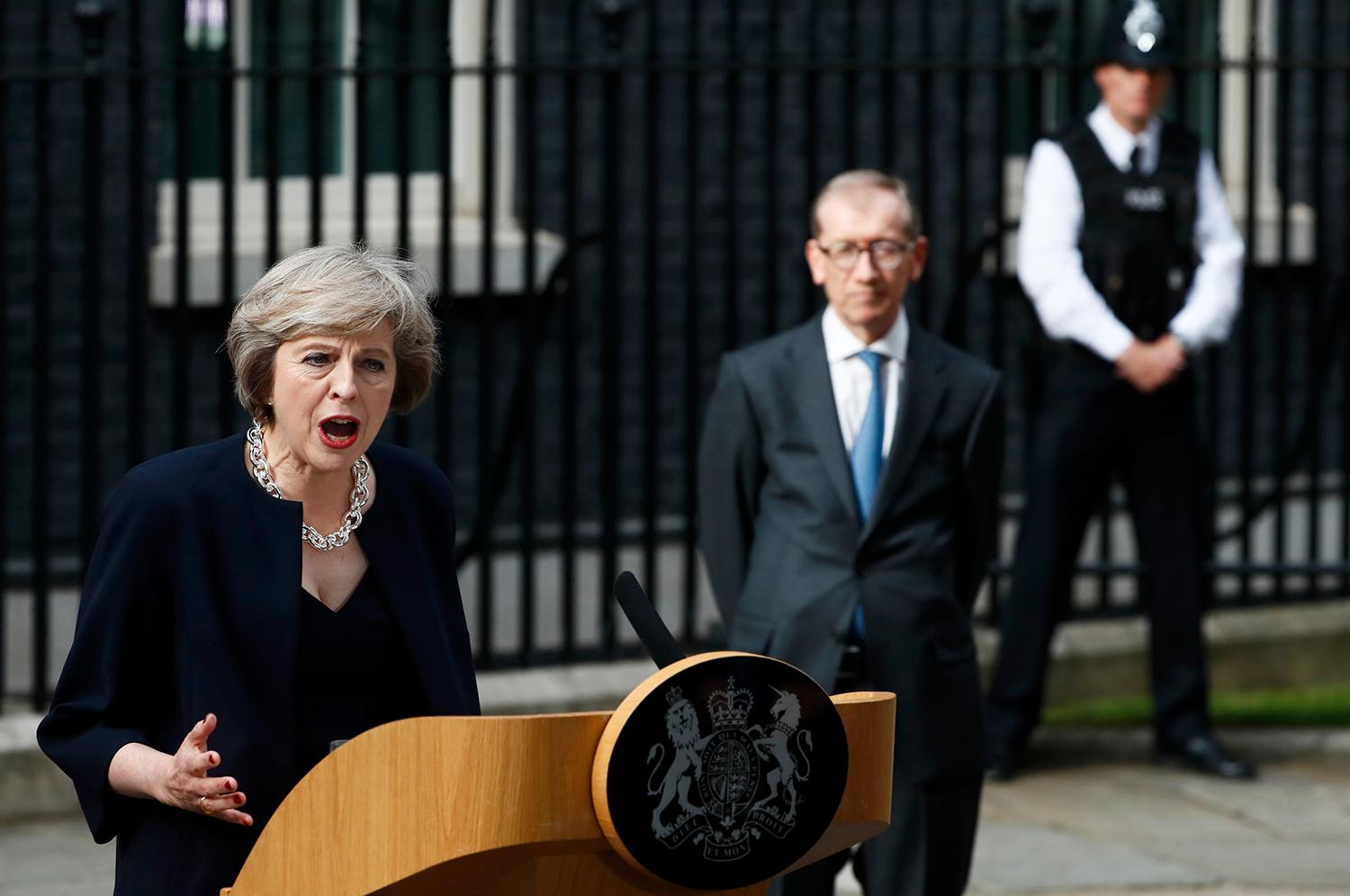 Strax efter klockan 19 höll May sitt första tal som premiärminister utanför Downing Street.