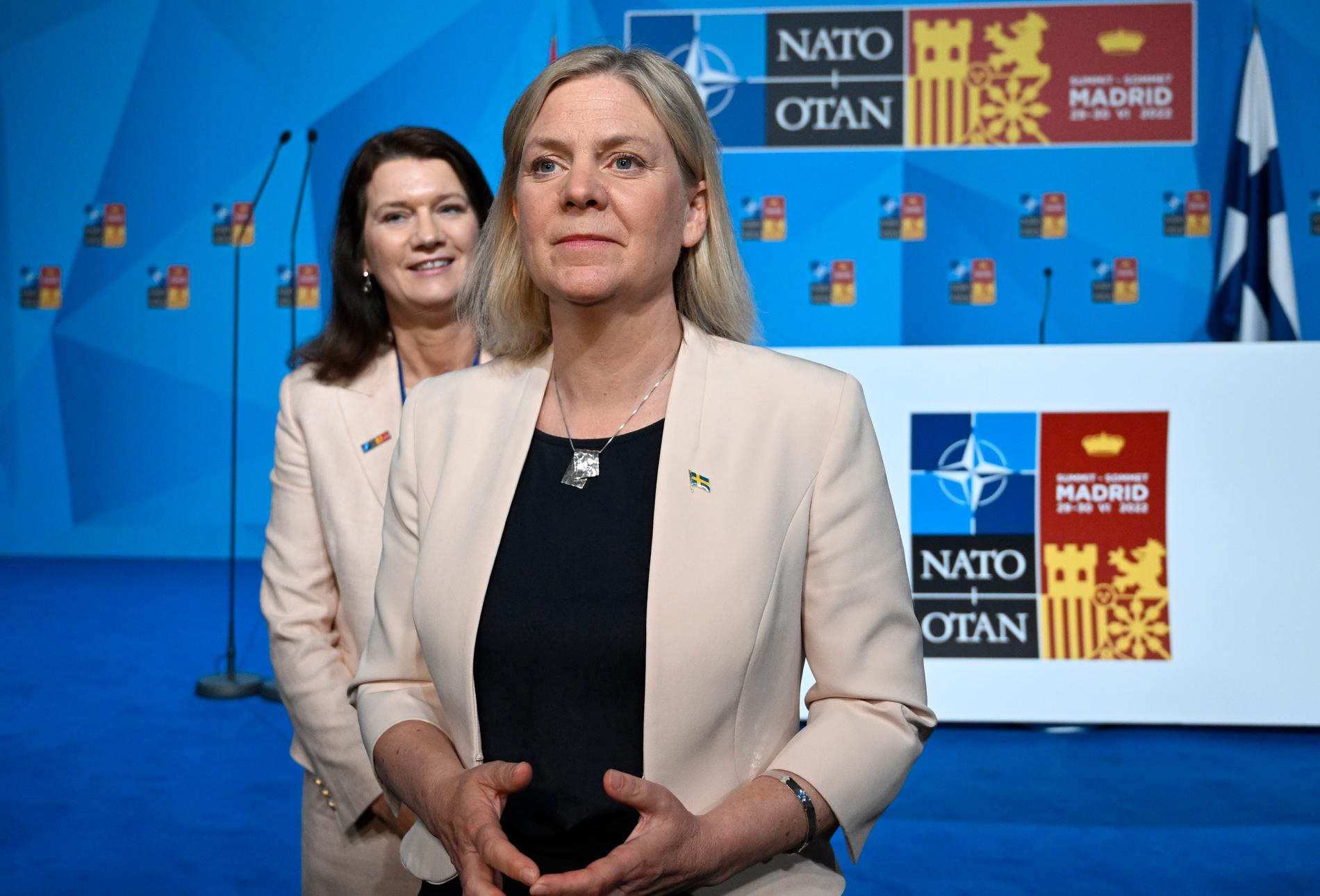 Ann Linde och Magdalena Andersson under Natomötet.