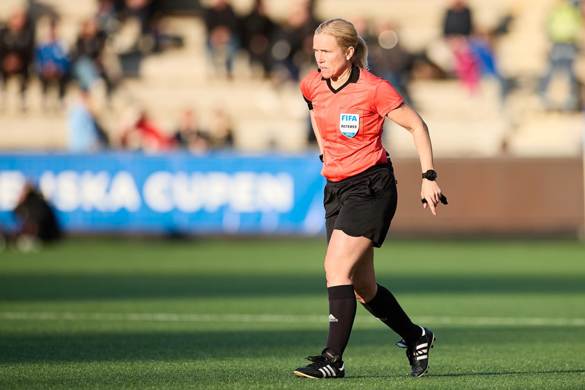 Domare Sara Persson under torsdagens final i svenska cupen mellan Rosengård och Häcken.