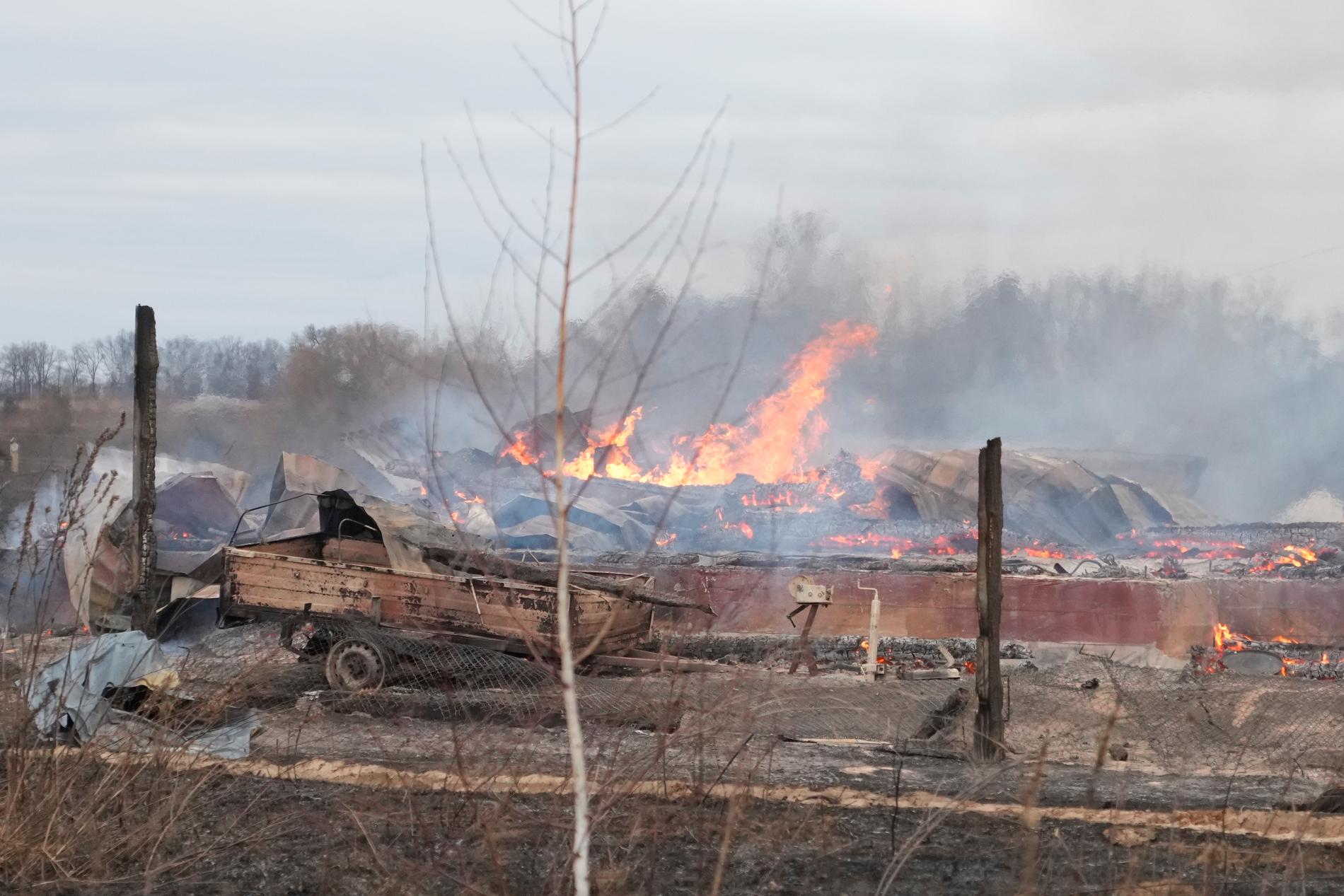 Flammor och rök efter attt Ryssland attackerat Kiev 24 februari.