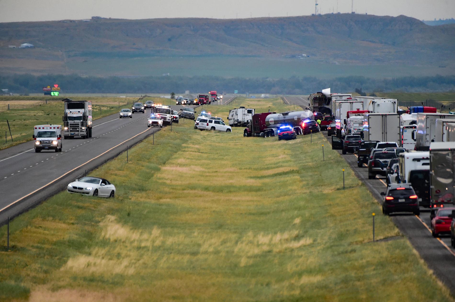 Sex personer omkom och många skadades när en sandstorm svepte över en motorväg i Montana i USA.