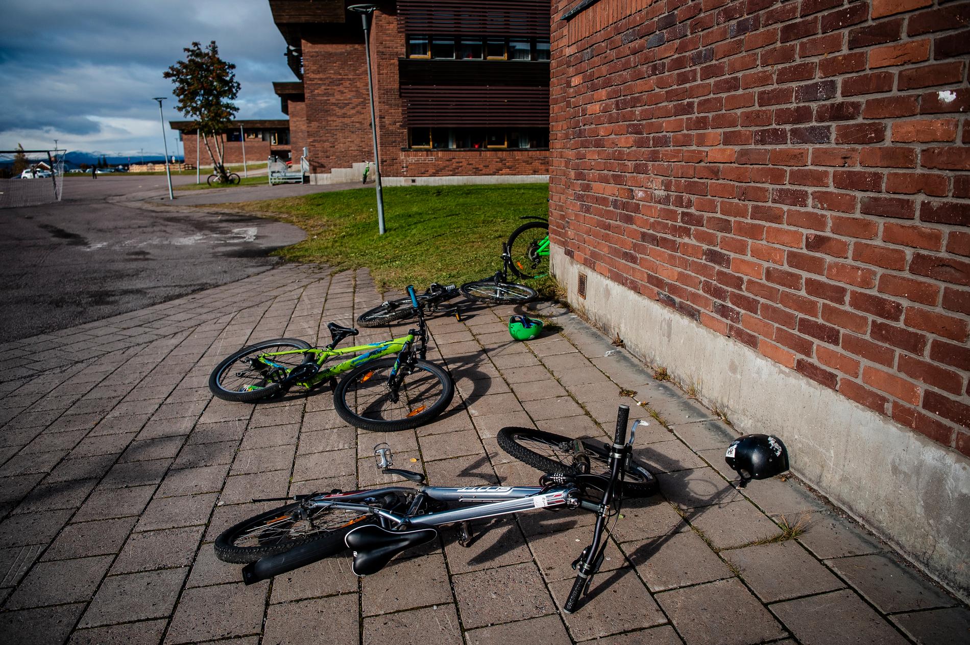 Cyklar slängda på marken utanför Högalidskolan.