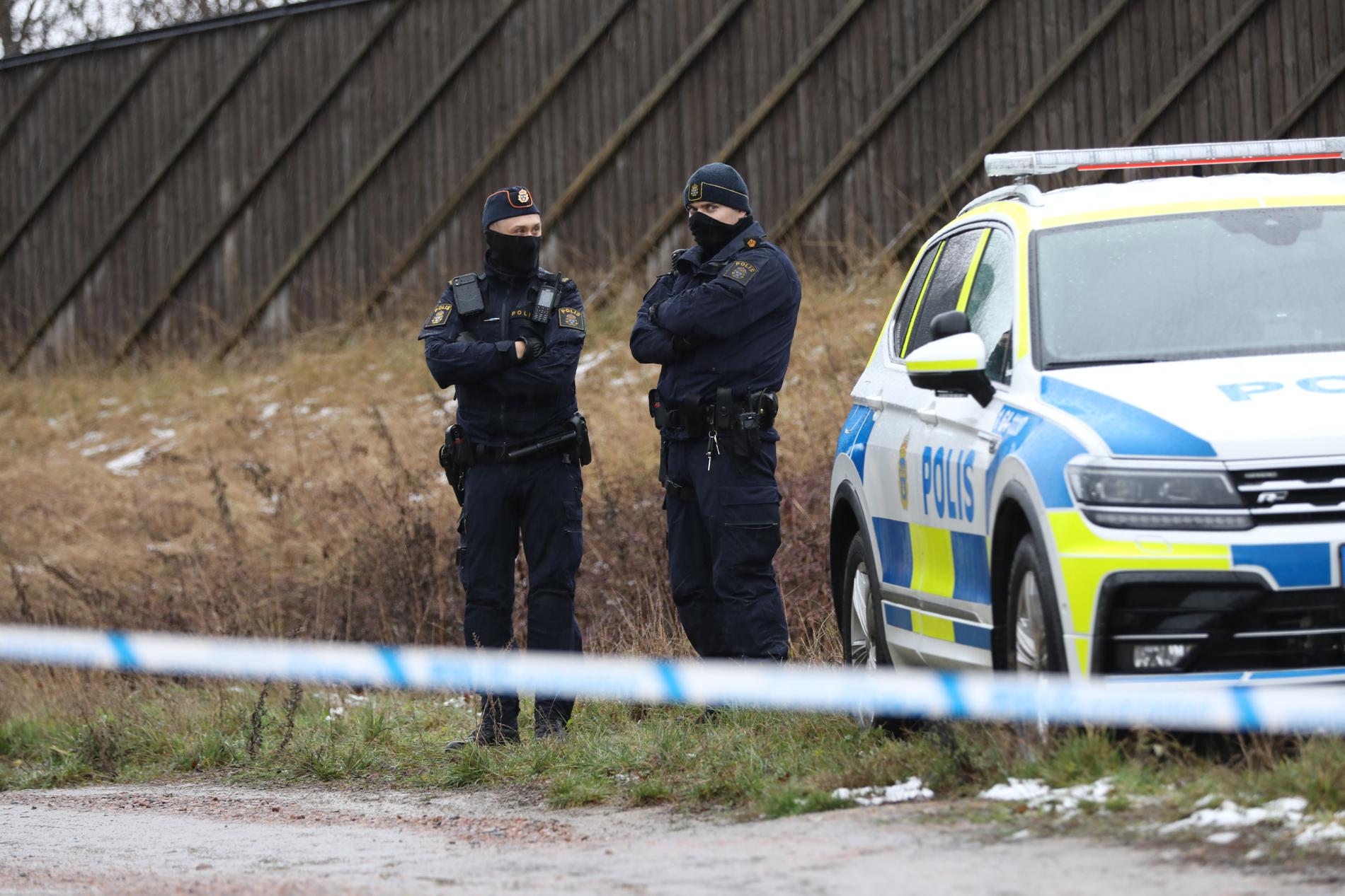 Polis spärrar av för att säkra spår sedan den unga kvinnan hittats död i Åkarp.