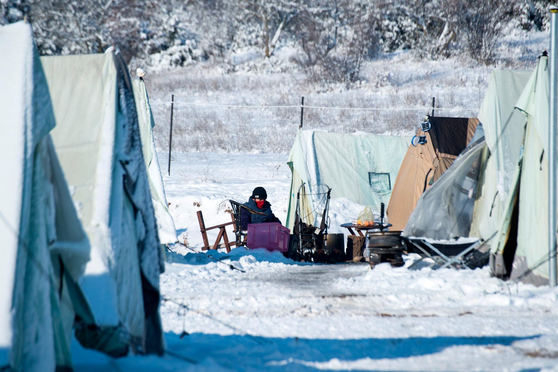 Migranter i ett tältläger öster om Thessaloniki, i ett vintrigt Grekland 2017. Personerna på bilden har inget med texten att göra. Arkivbild.