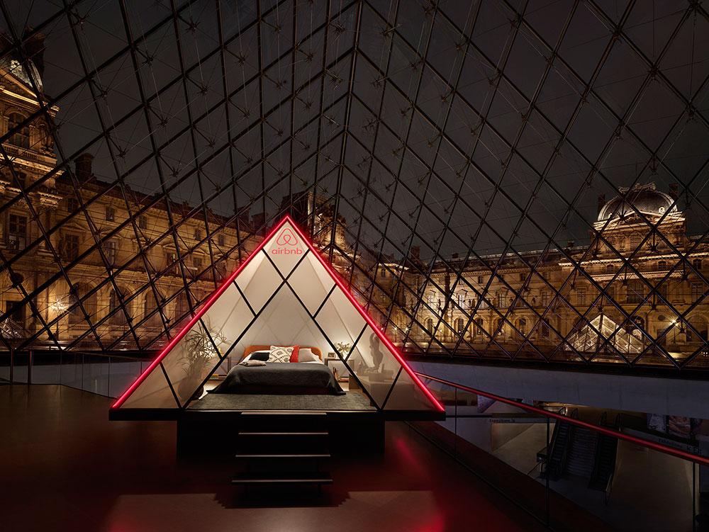 Sov över i en minipyramid på Louvren för en natt. 