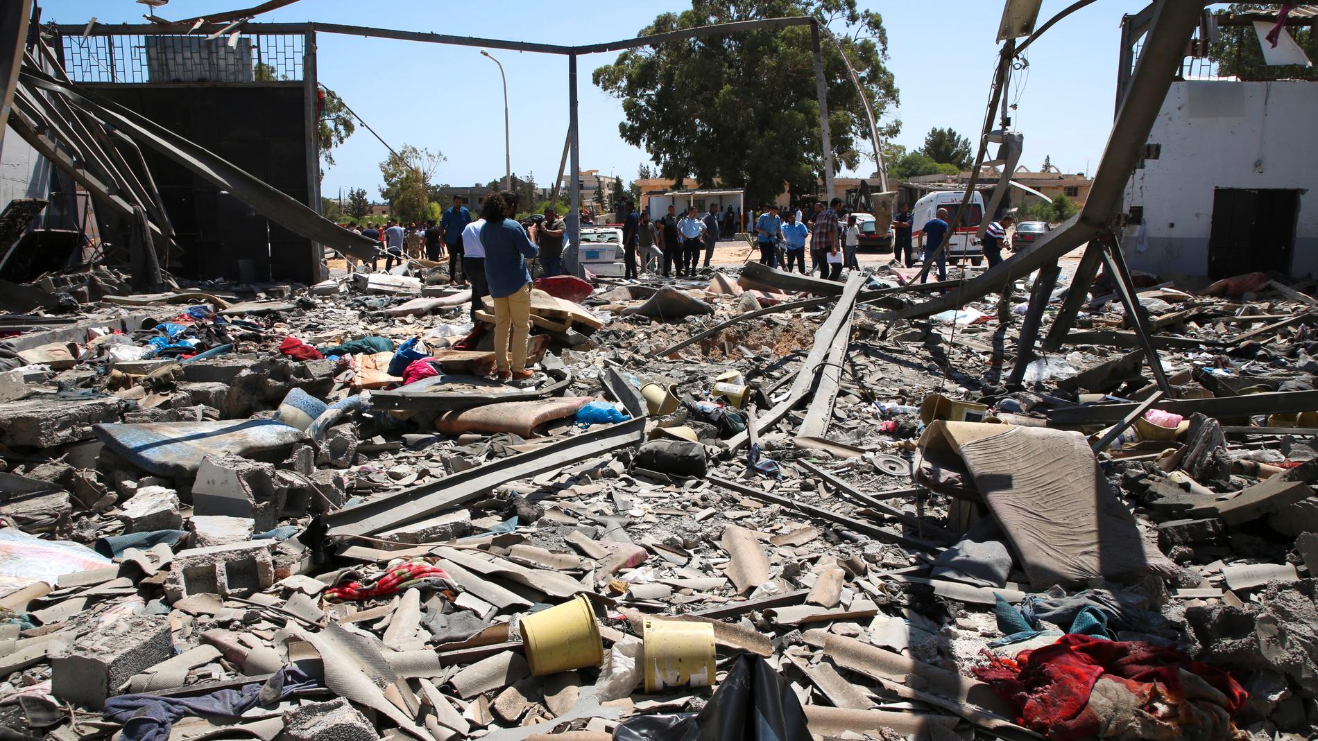 Delar av interneringslägret i Tajoura utanför Libyens huvudstad Tripoli i spillror efter flygräden.