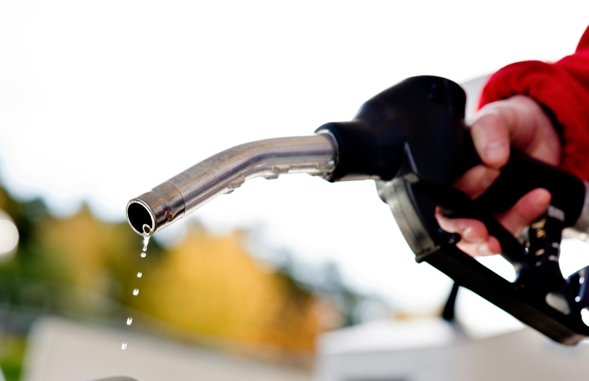 Nu lanserar S ”Sverigebränsle”. Tanken är att man vill sänka priset på diesel vid pump med fyra kronor