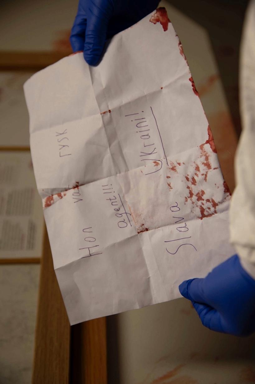 En blodig lapp lämnades kvar på brottsplatsen som gärningsmannen hade skrivit innan dådet. 