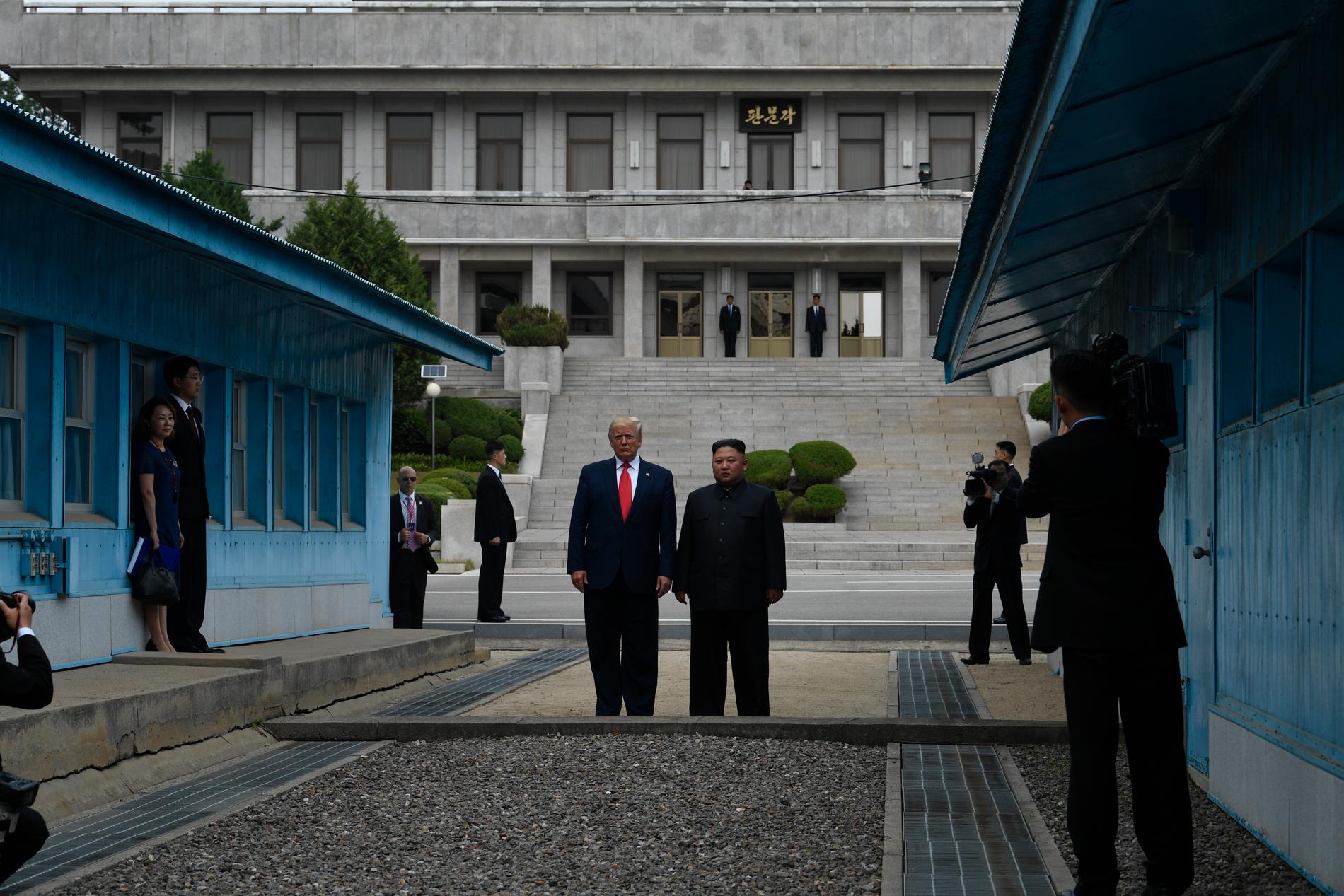 Donald Trump och Kim Jong-Un promenerar tillsammans i Nordkorea.