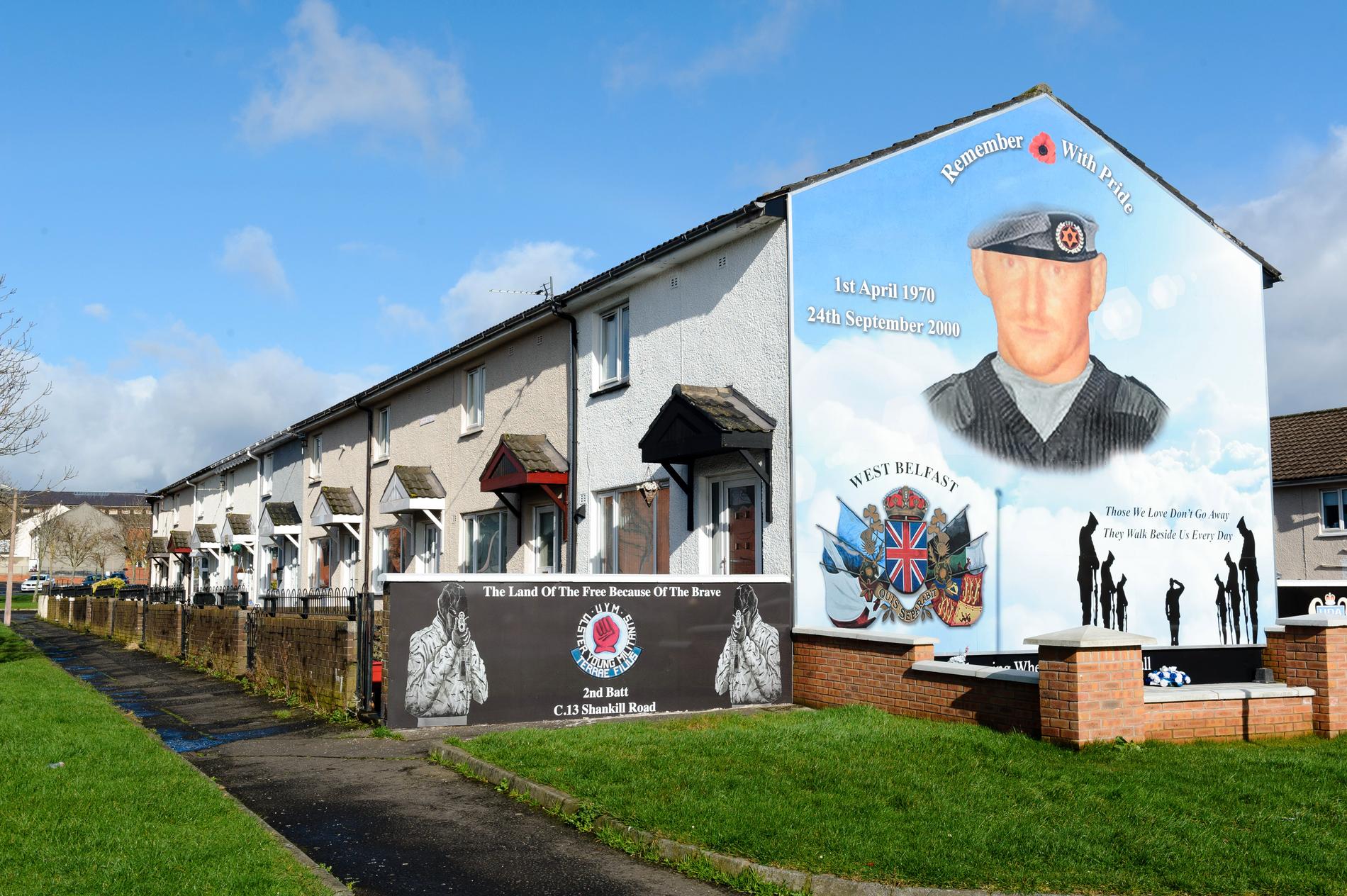 En husvägg i Belfast tillägnad Stephen McKeag som mördade civila under konflikten.