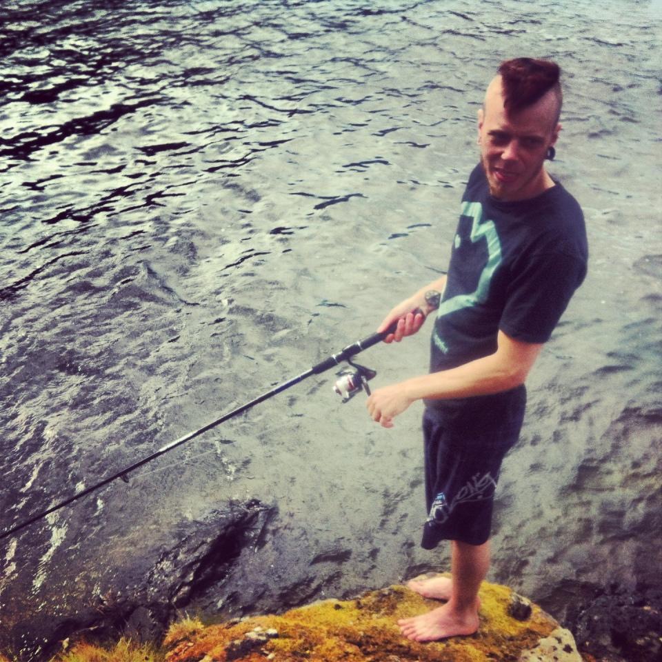 Alex (dead by april's trummis) avnjuter sommaren genom att fiska vid en ö i Delsjön, Göteborg.