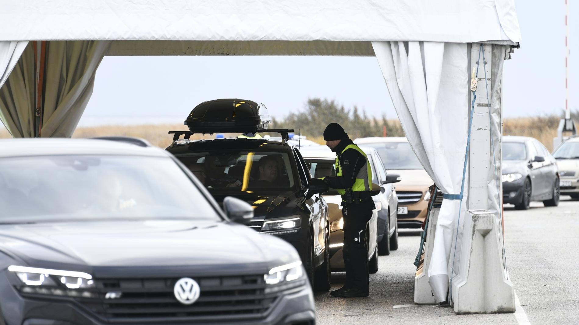 Dansk polis utför gränskontroll på bilar som kommer från Sverige.
