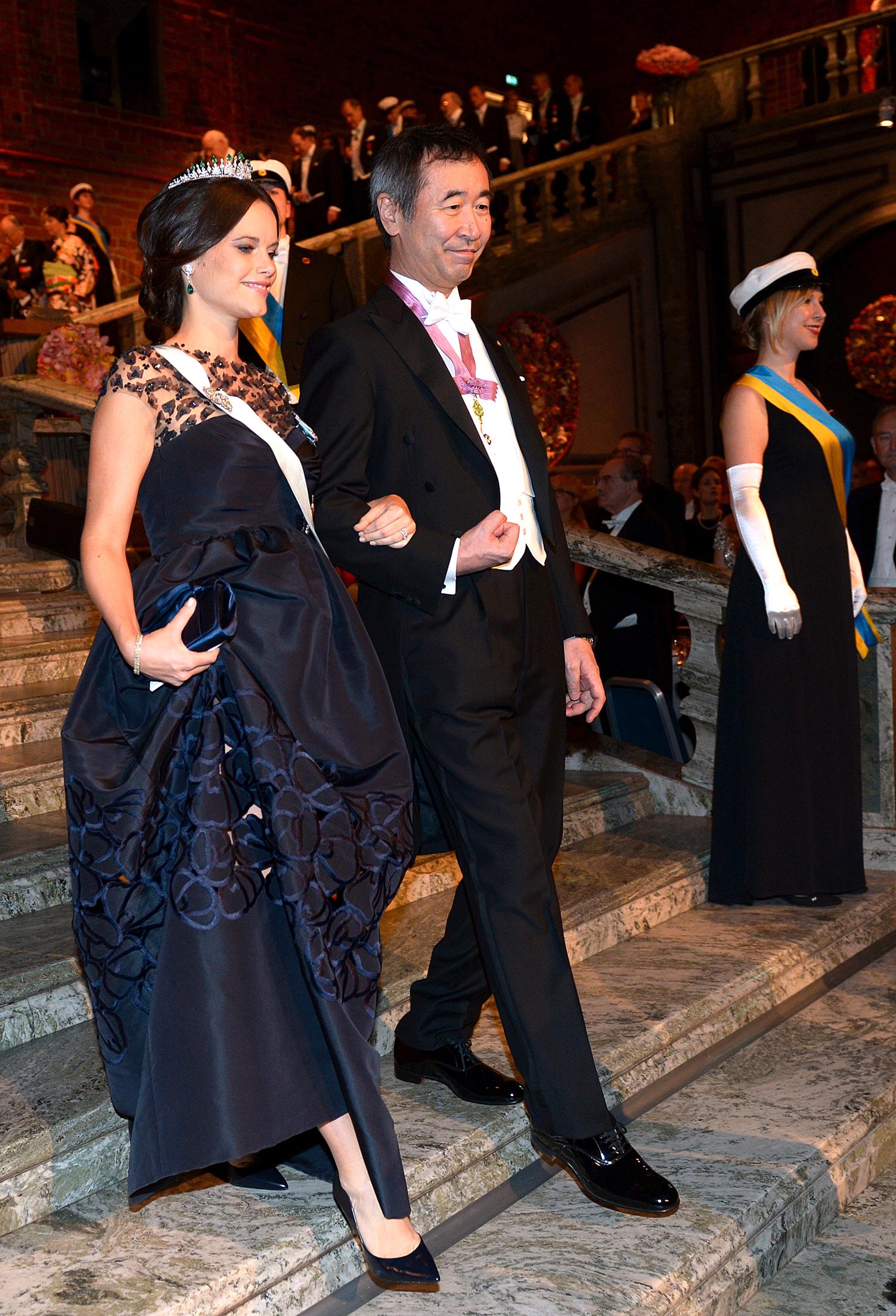 Prinsessan Sofia och fysikpristagaren Takaai Kajita anländer till Blå hallen inför Nobelbanketten i Stadshuset i Stockholm på torsdagen. 
: