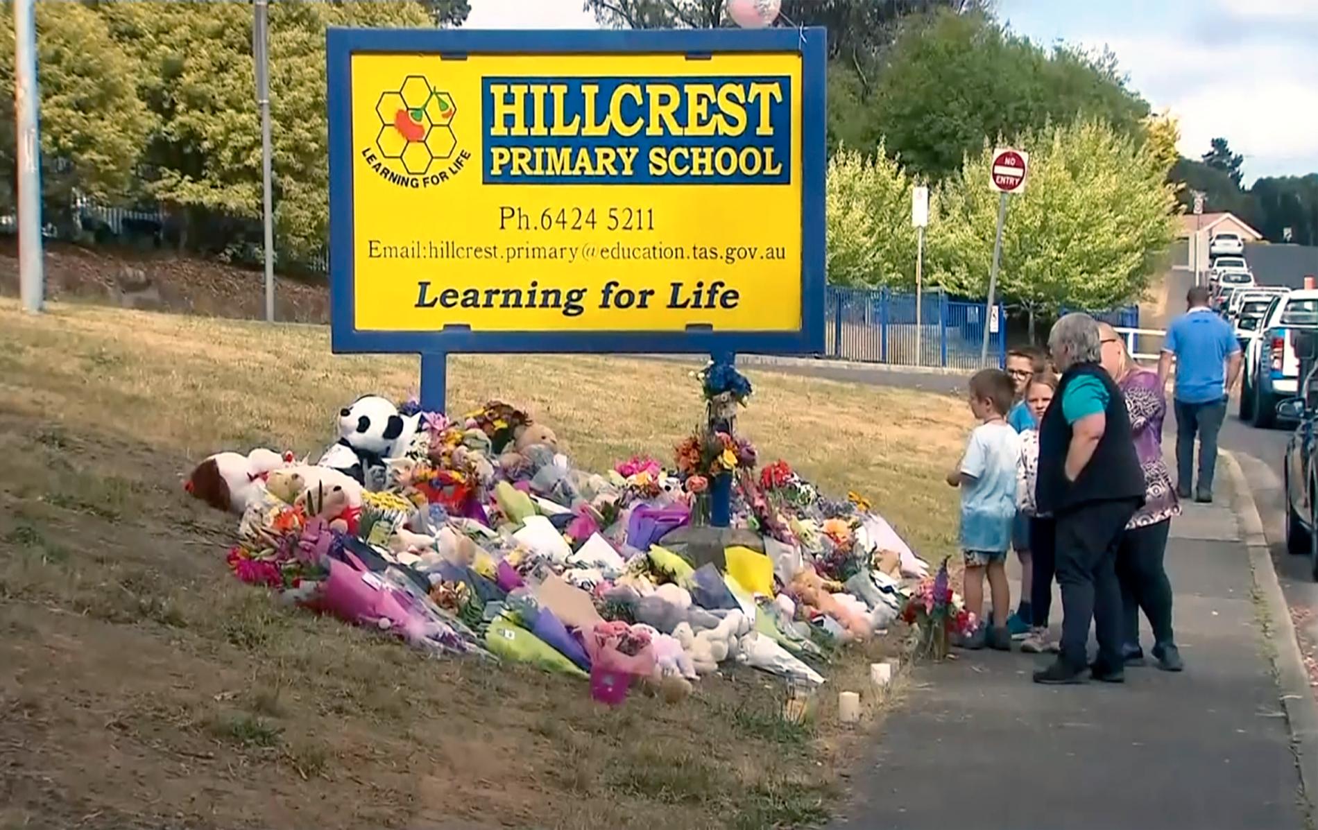 Minnesplats med blommor vid en skola i Devonport. Sex barn dog när en hoppborg blåst iväg.