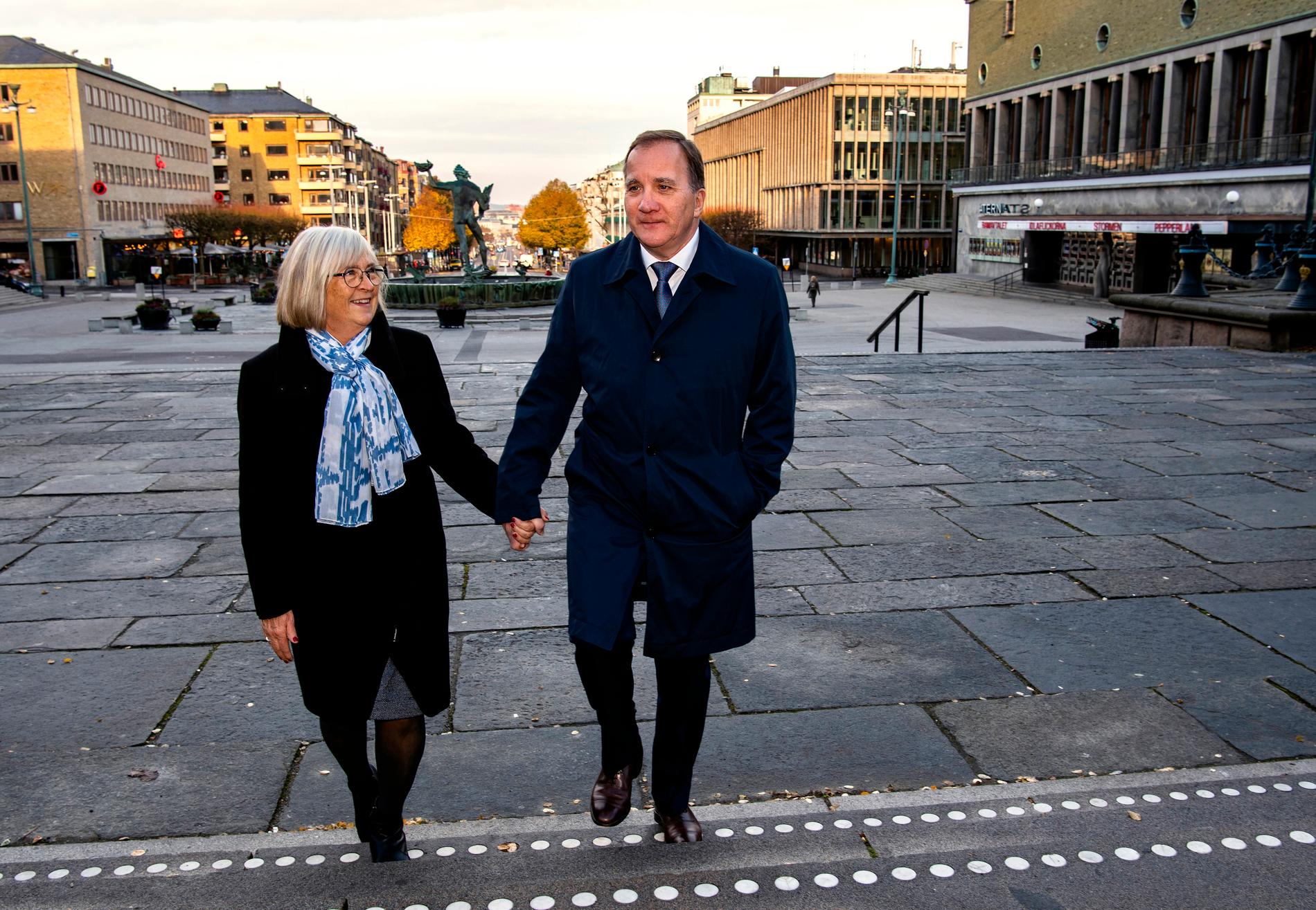  Sista morgonen som partiledare för Socialdemokraterna promenerar Stefan Löfven tillsammans med Ulla Löfven på Götaplatsen i Göteborg. Här höll han sitt första tal som partiledare 2012.