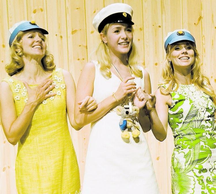 Ann-Sofie Rase, Josefin Ljungman och Helena af Sandeberg i Tjechovs ”Tre systrar”
