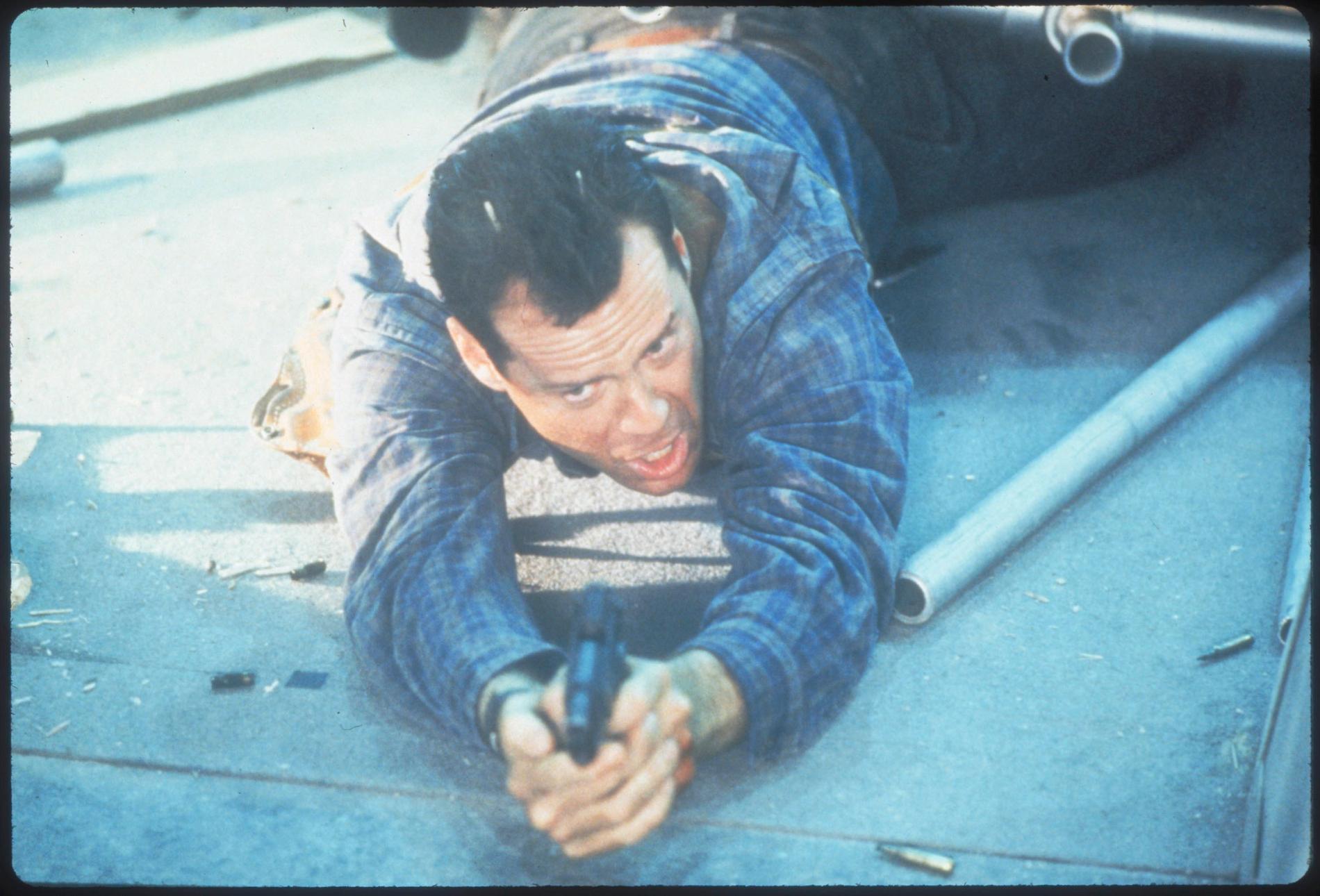 Bruce Willis har det stressigt i "Die hard". Pressbild.