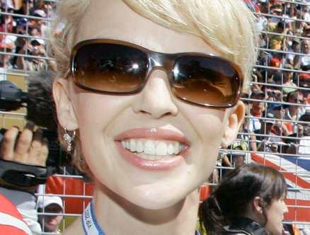 Dejtar sångare En 23-årig skotsk sångare och discjockey pekas ut som Kylie Minogues nya pojkvän.
