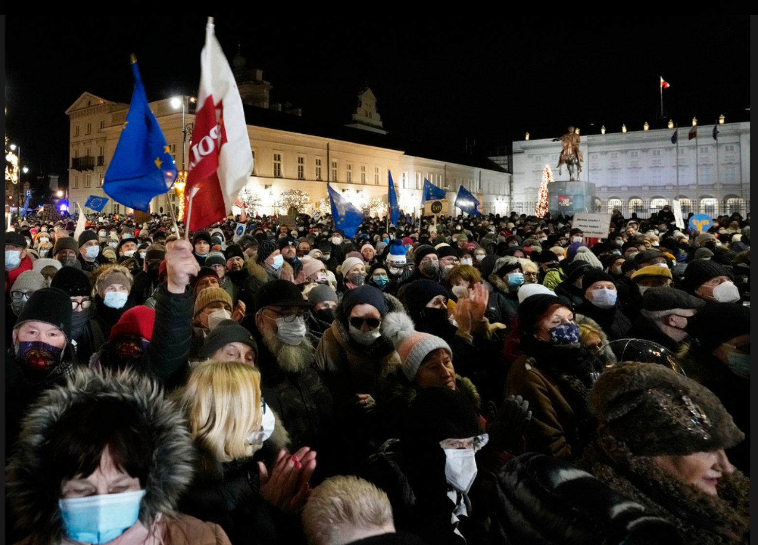 Tusentals människor demonstrerade runt om i Polen på söndagen mot ett lagförslag om en djupt kritiserad medielag. Här i huvudstaden Warszawa.