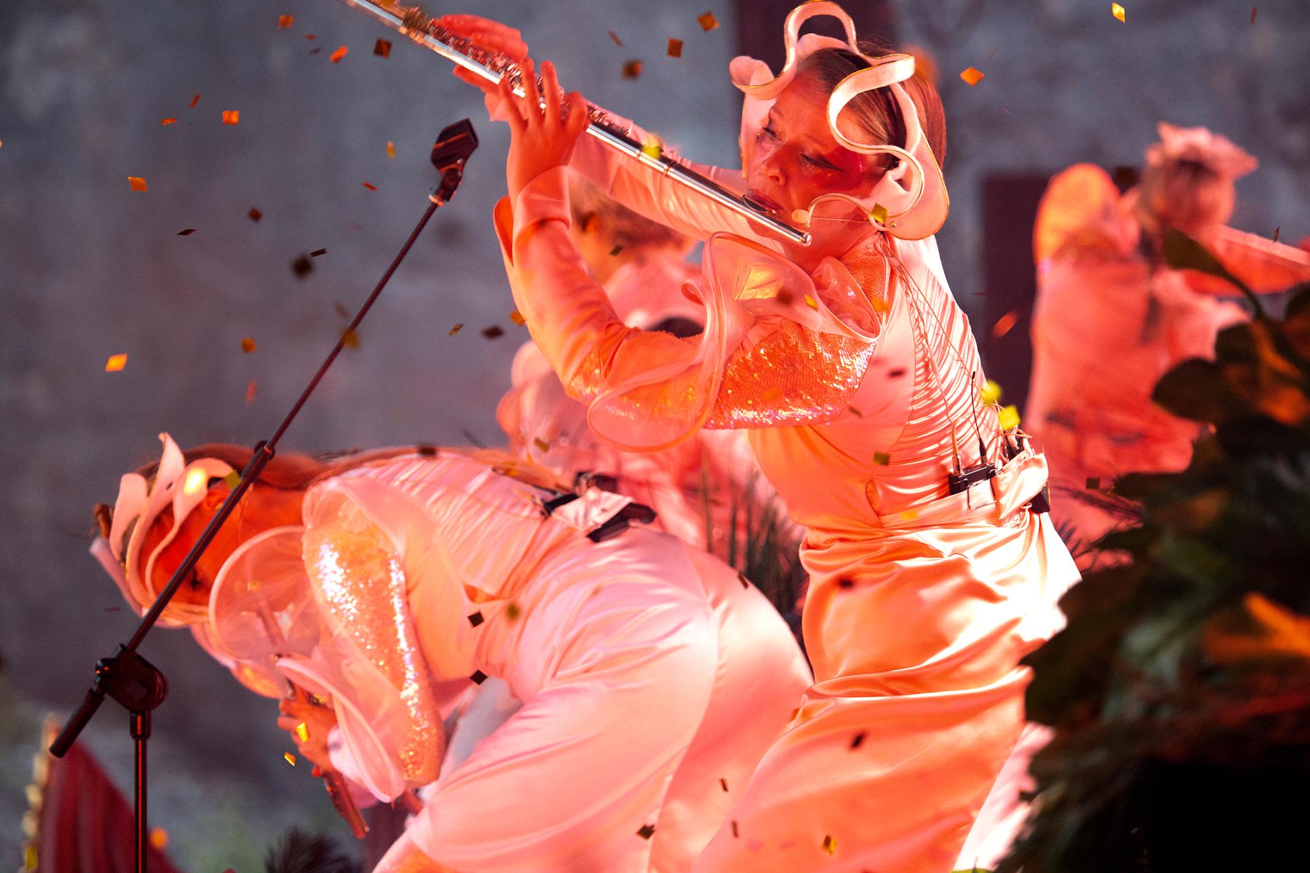 Flöjtisterna i isländska Viibra sätter stor prägel på Björks ”Utopia”-show.