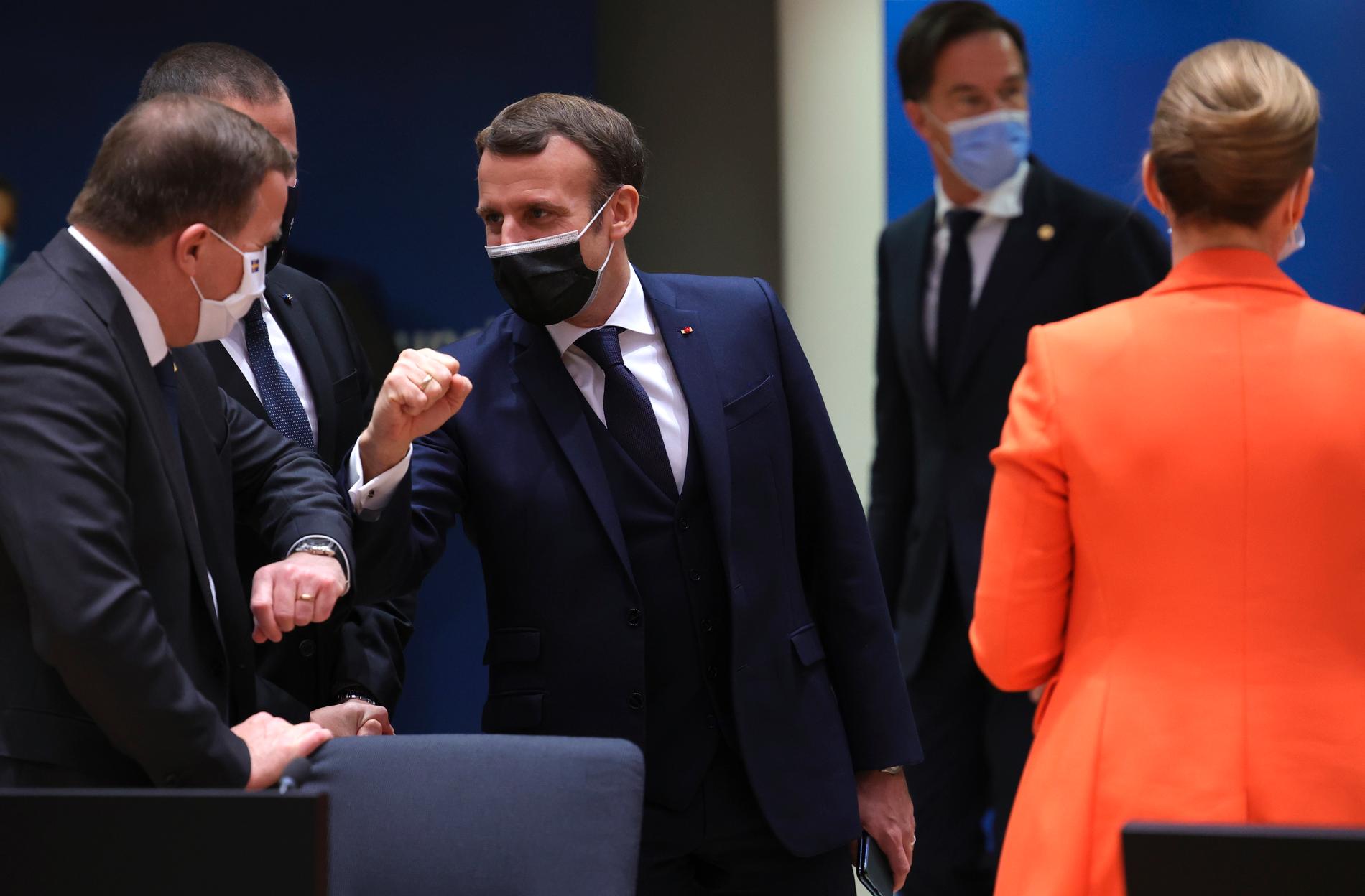 Stefan Löfven armbågshälsar på Emmanuel Macron den 10 december. En vecka senare har den franske presidenten insjuknat i covid-19 och en insats pågår för att spåra smittan.