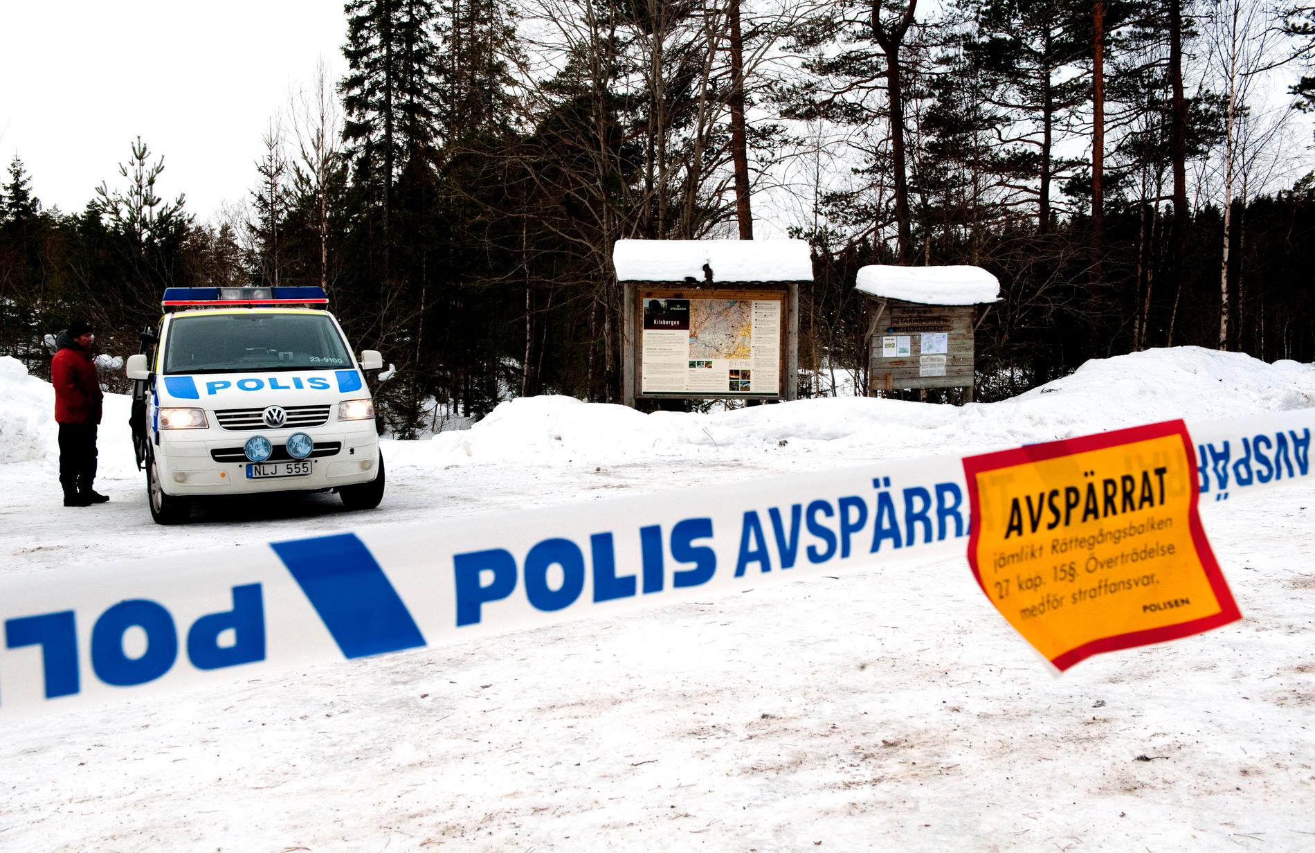 Polis på plats i ett naturområde utanför Örebro, efter det att kroppsdelar från en försvunnen kvinna hittats. Den misstänkte mannen tog senare sitt liv i häktet. Arkivbild.