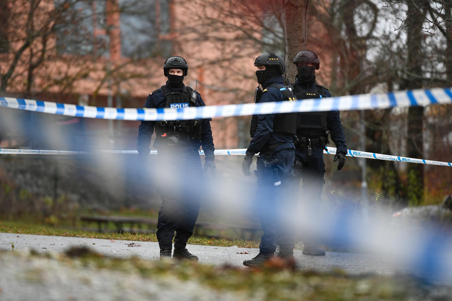 Massiv polisinsats i Sundbyberg – beväpnad man barrikaderad i lägenhet
