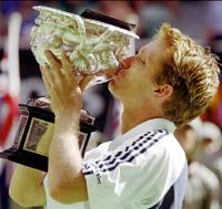 vid sina drömmars mål Thomas Johansson slog den ryske favoriten Marat Safin i finalen av Australian Open. Förutom äran vann han 5,5 miljoner kronor och hoppade upp till förstaplatsen på världsrankingen.