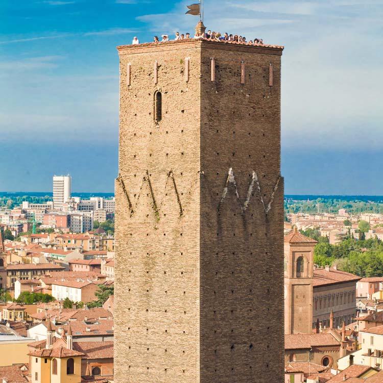 Här bokar du inte bara ett rum, utan ett helt medeltida torn. Sviten i Torre Prendiparte i italienska Siena är en romantisk dröm inredd med antika möbler och gamla eldstäder.
www.prendiparte.it